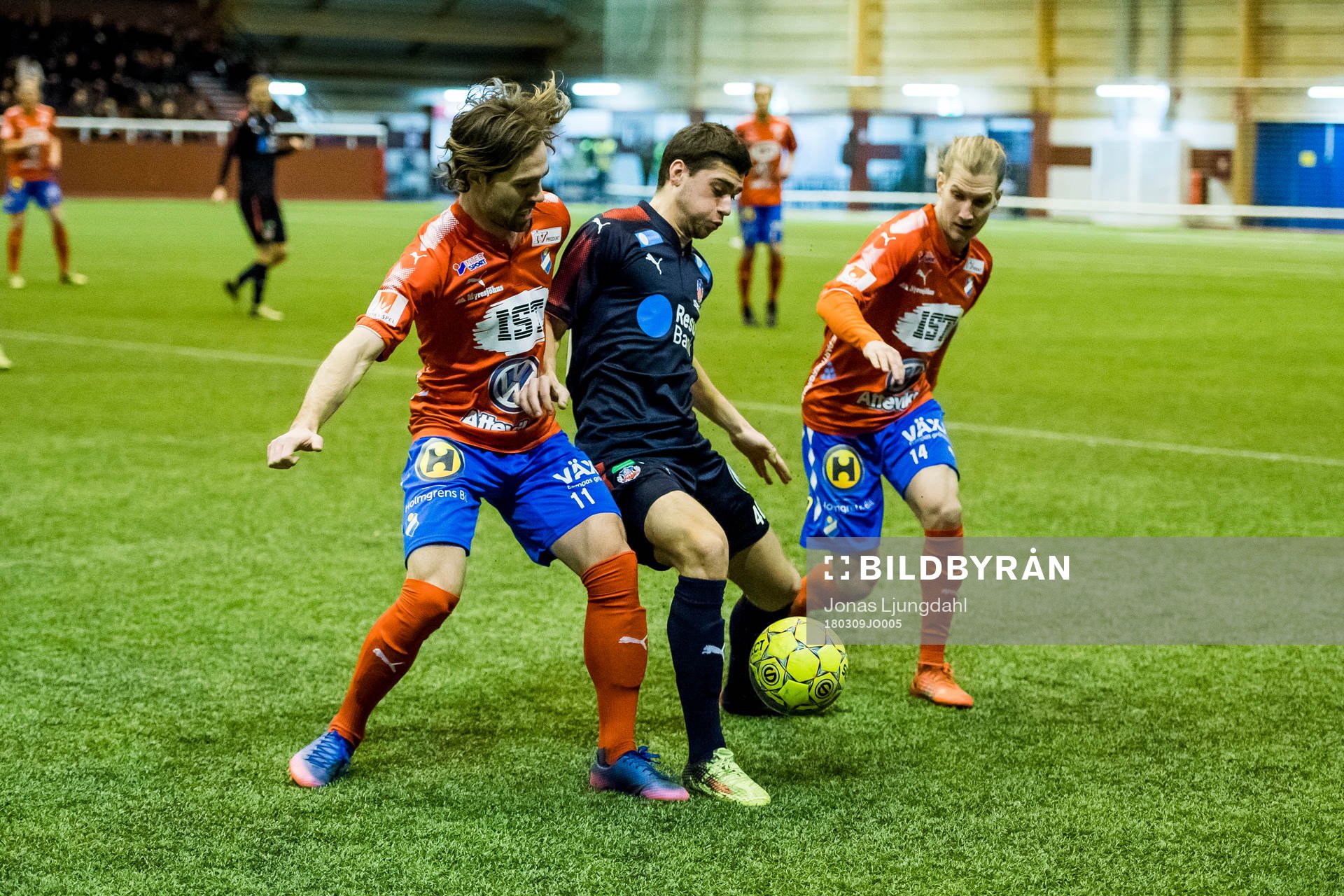 Helsingborgs Mattias Almeida mellan Östers Simon Helg och