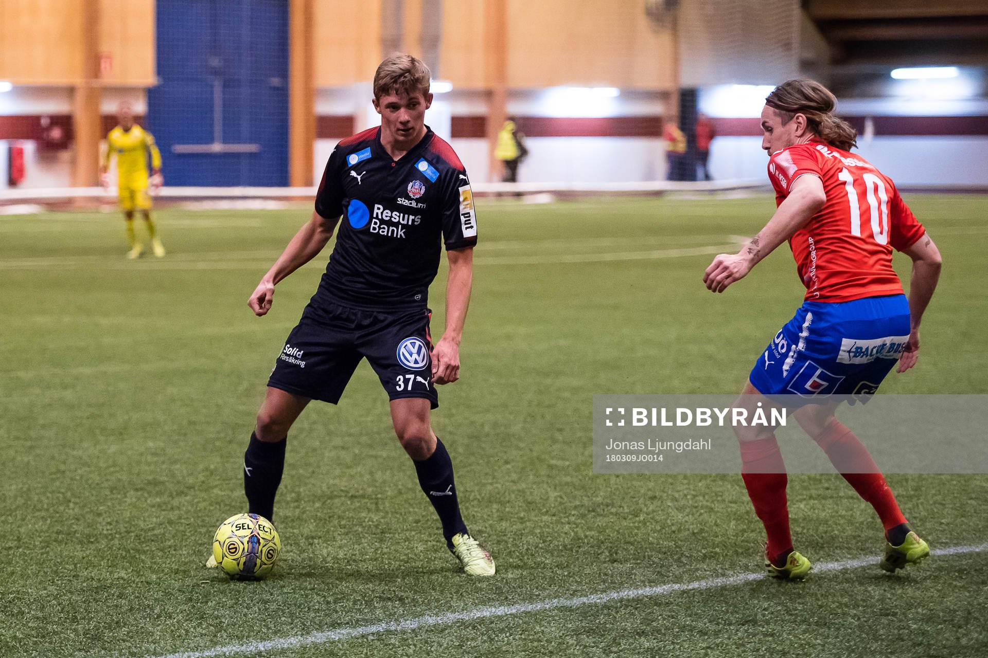 Helsingborgs Carl Thulin jagas av Östers David Johannesson