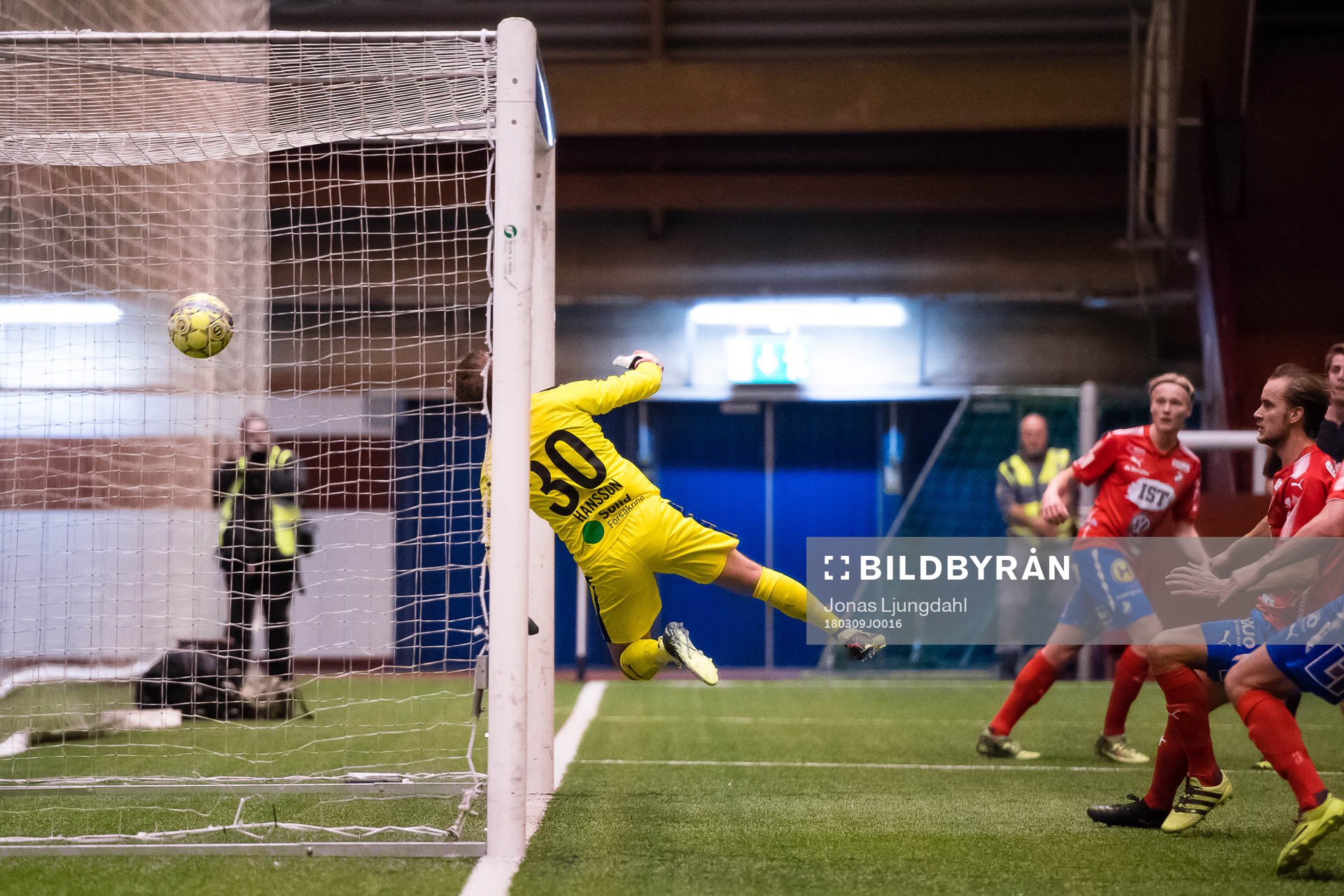 Östers Filip Örnblom (ej i bild) gör mål 2-0 bakom