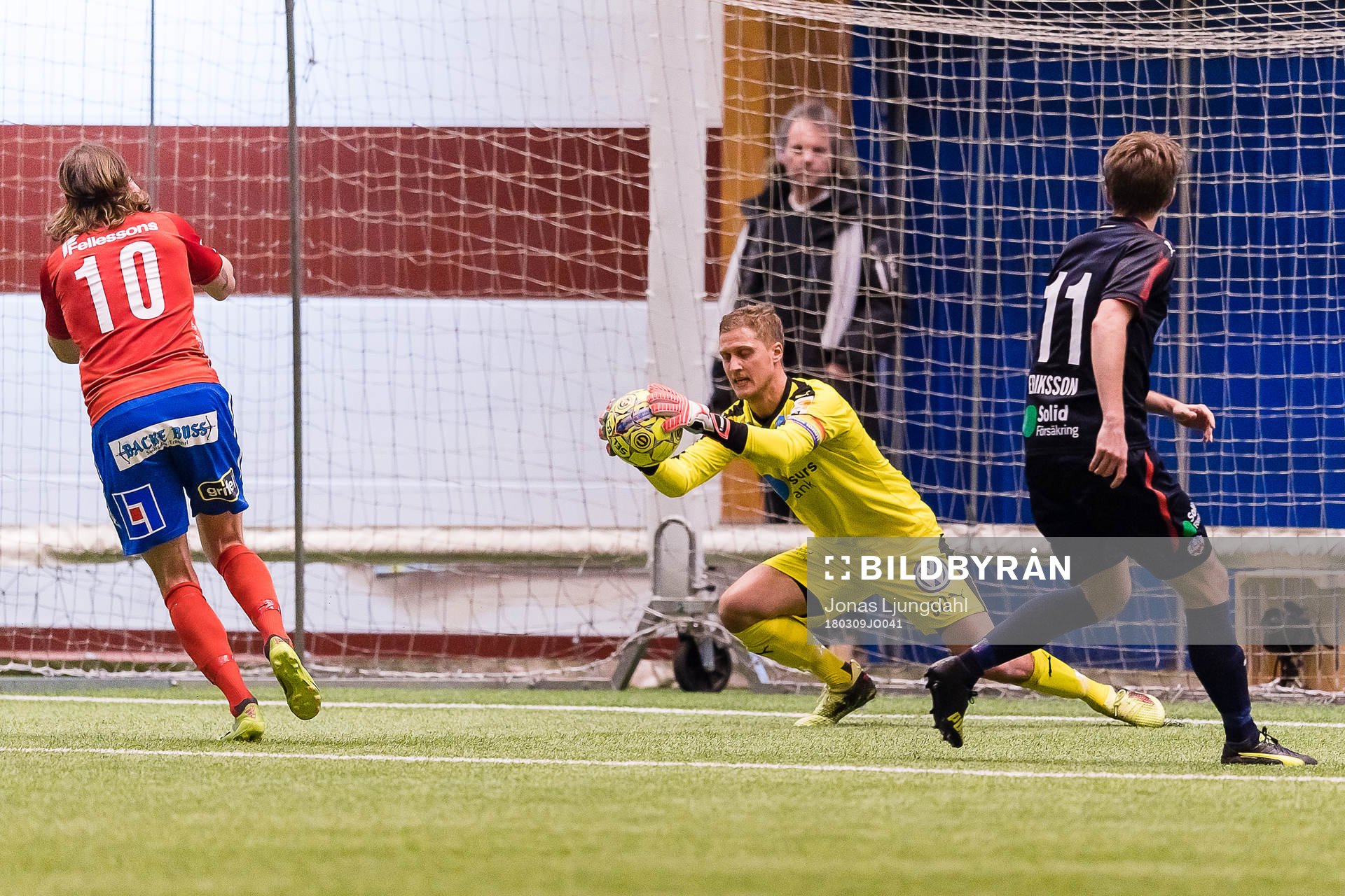 Helsingborgs målvakt Pär Hansson räddar ett avslut från