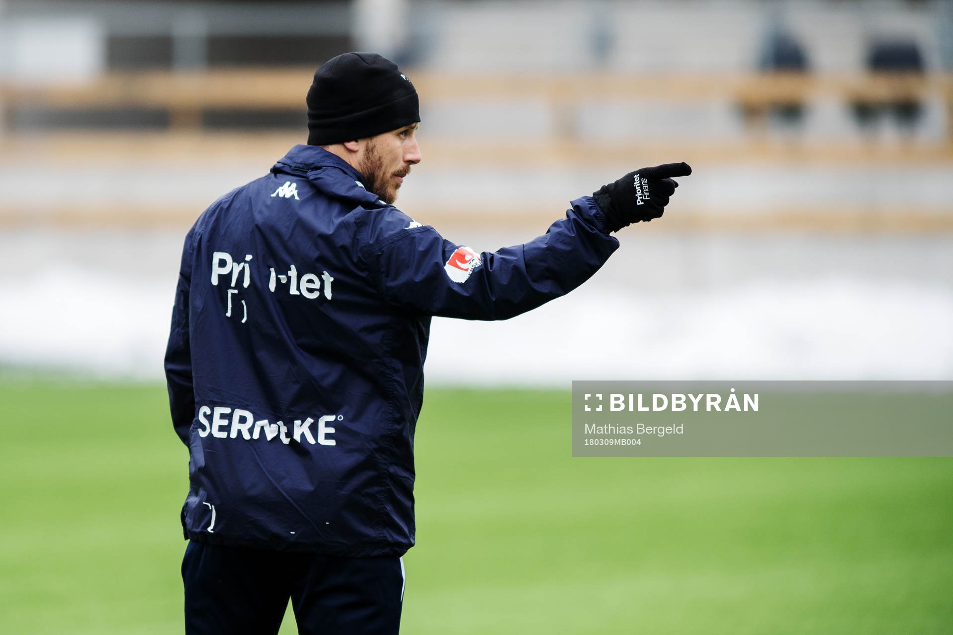 Tobias Hysén pekar