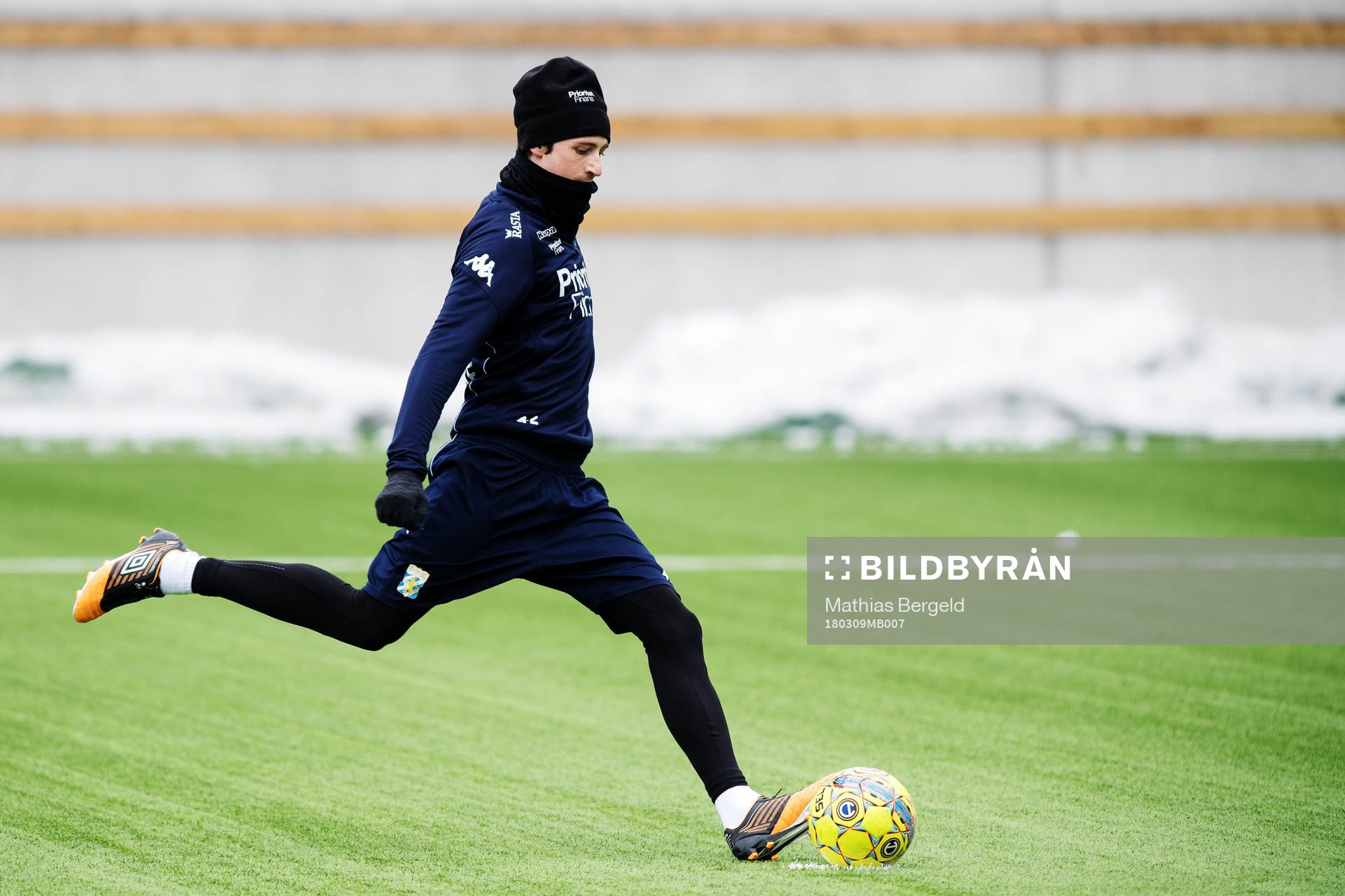 Mikkel Diskerud skjuter