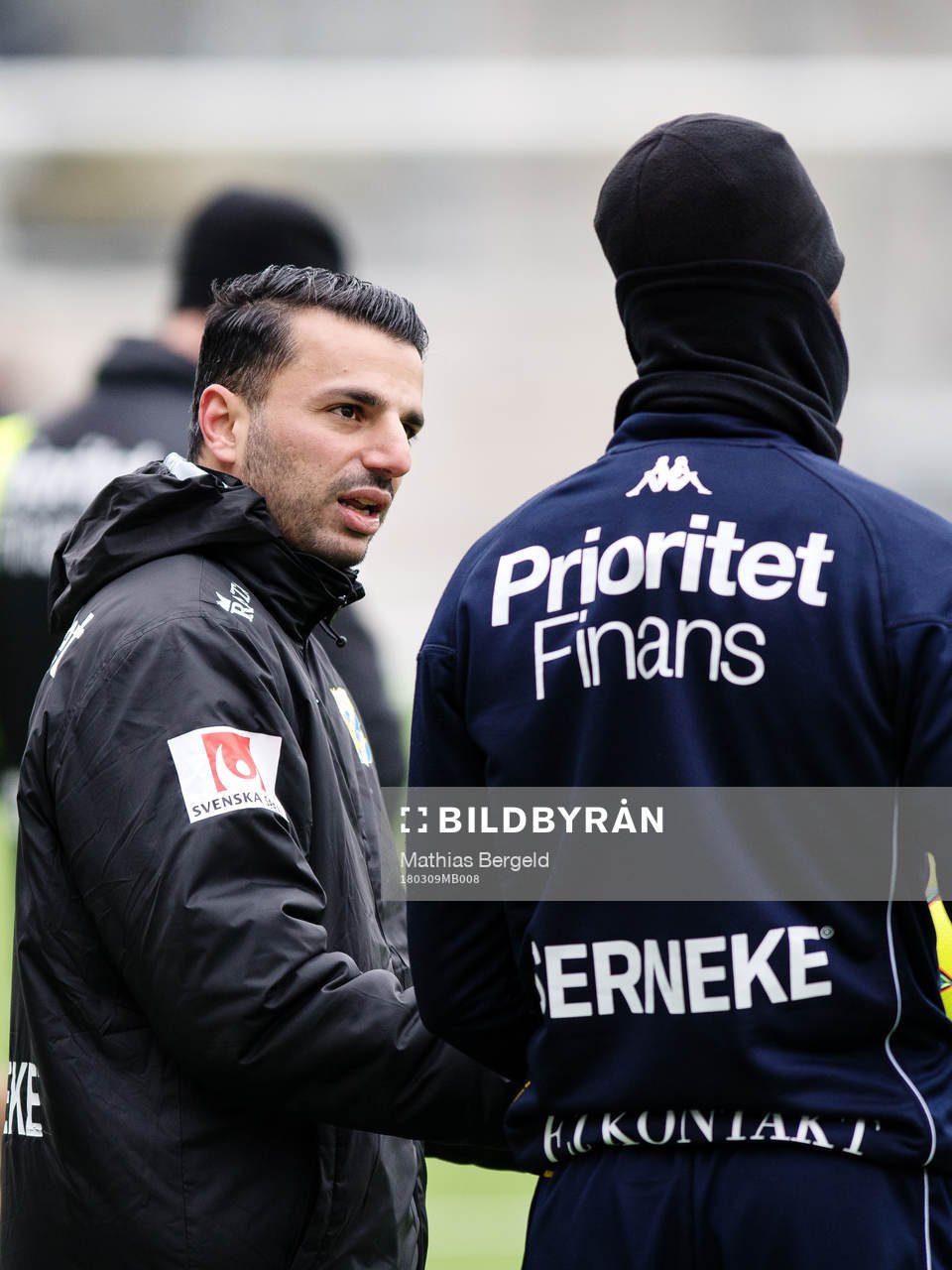 Tränare Poya Asbaghi diskuterar med en spelare under en träning med det allsvenska fotbollslaget IFK Göteborg den 9 mars 2018 i Göteborg.