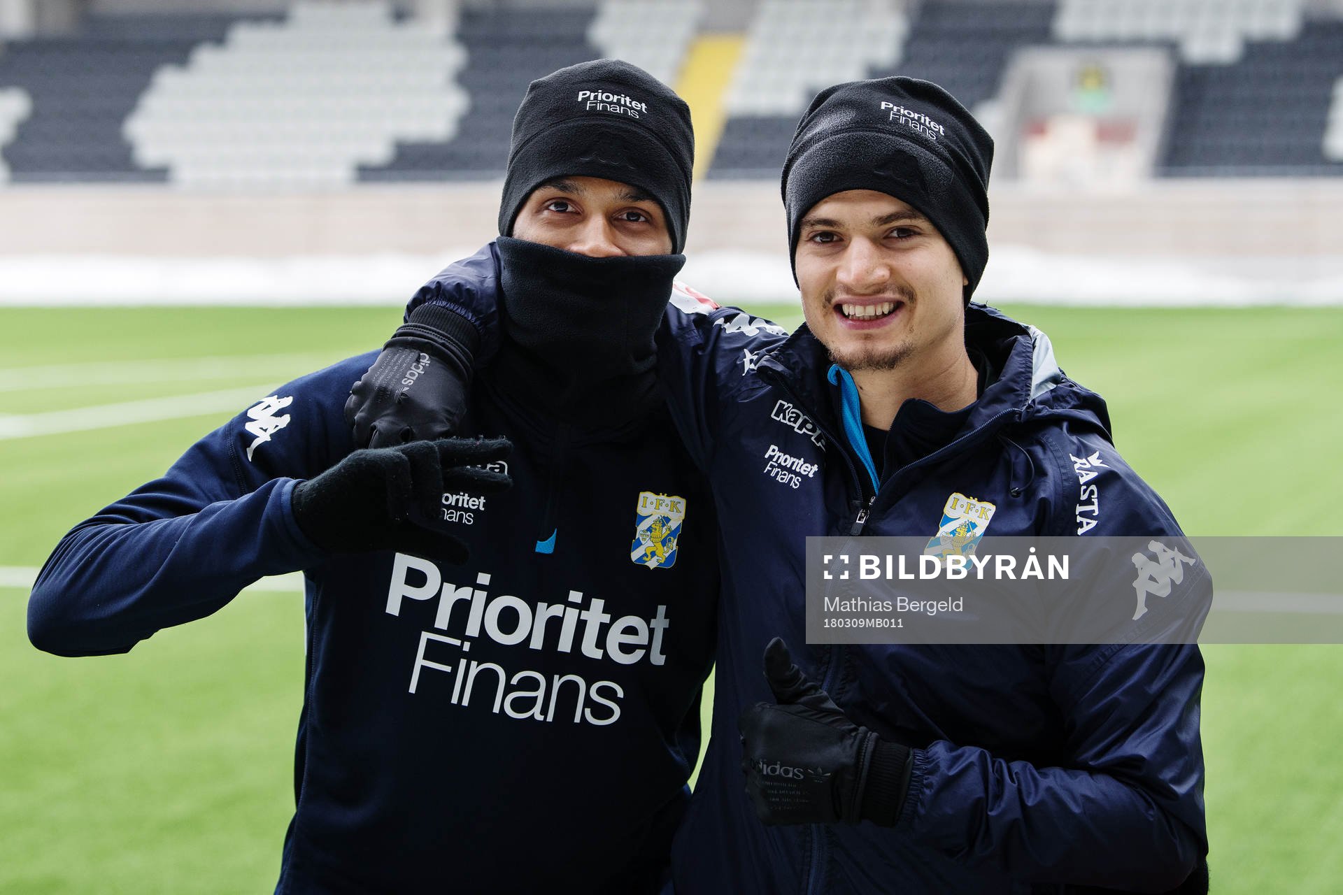 Amin Affane (till höger) poserar för en bild under en träning med det allsvenska fotbollslaget IFK Göteborg den 9 mars 2018 i Göteborg.