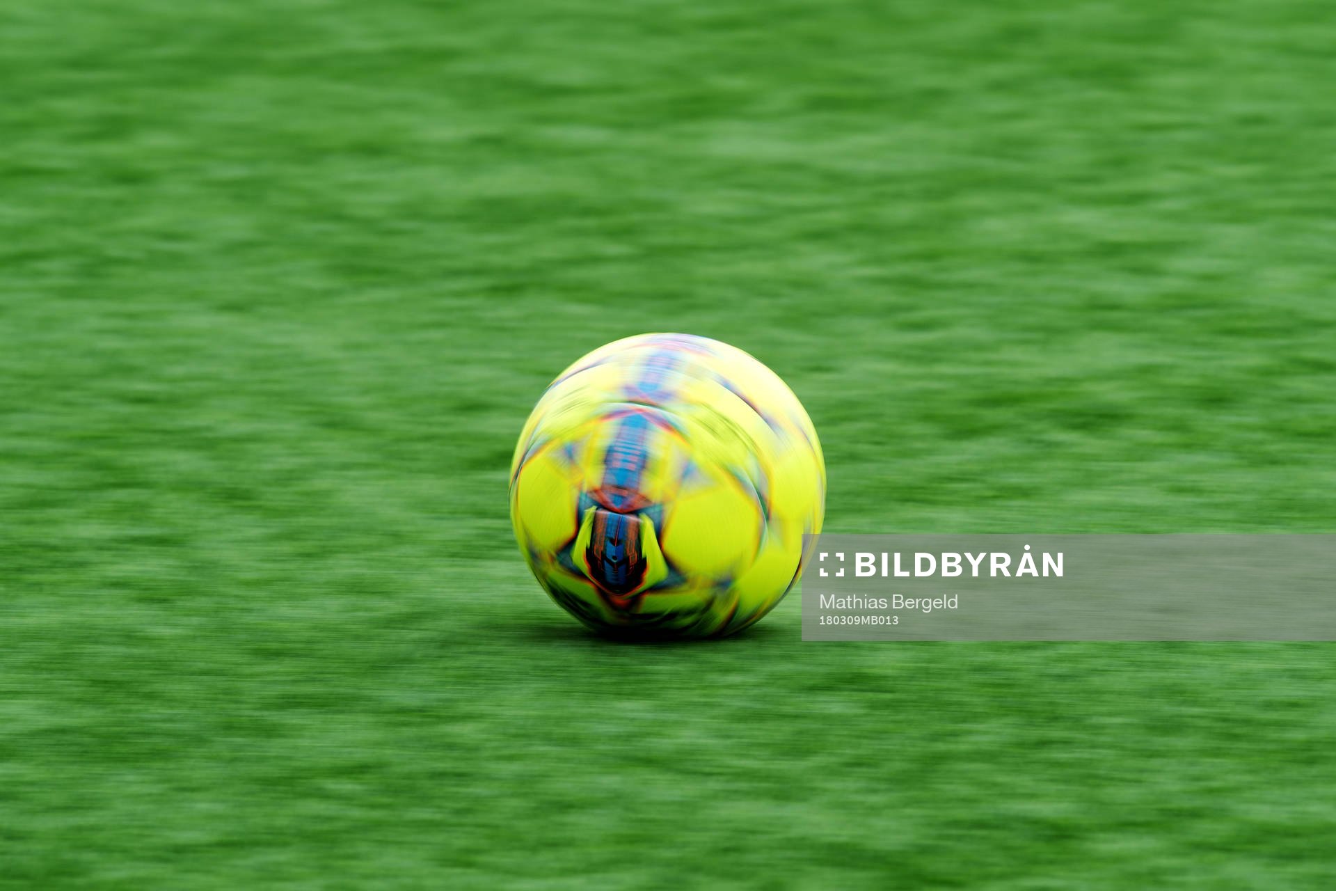 Panorering på en gul fotboll
