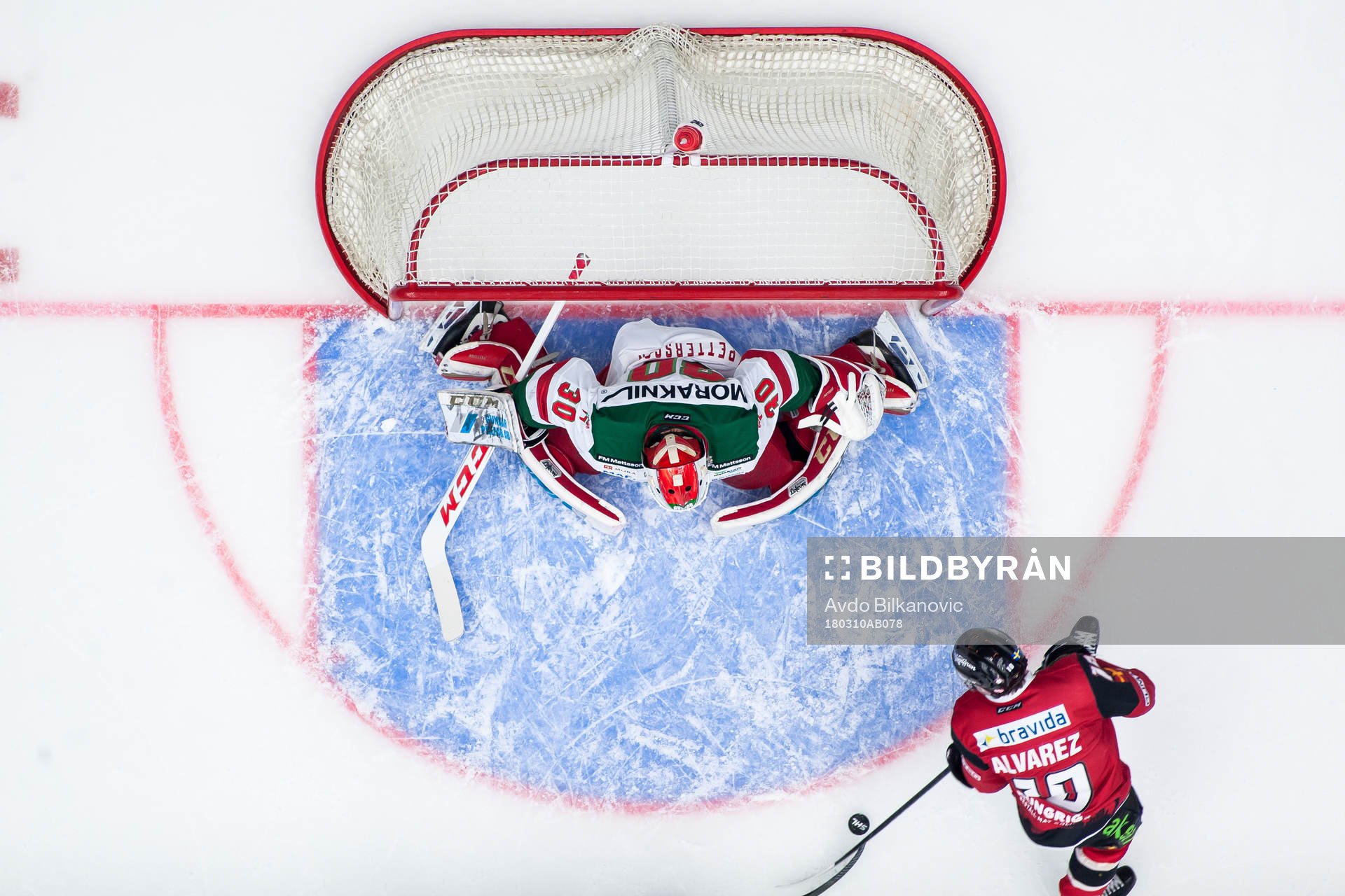 Malmö Redhawks Robin Alvarez framför Moras målvakt