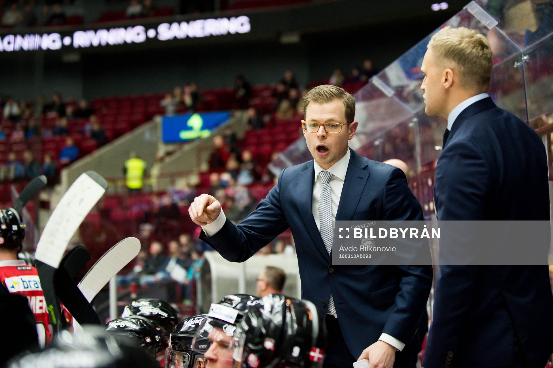Malmö Redhawks assisterande tränare Martin Filander jublar