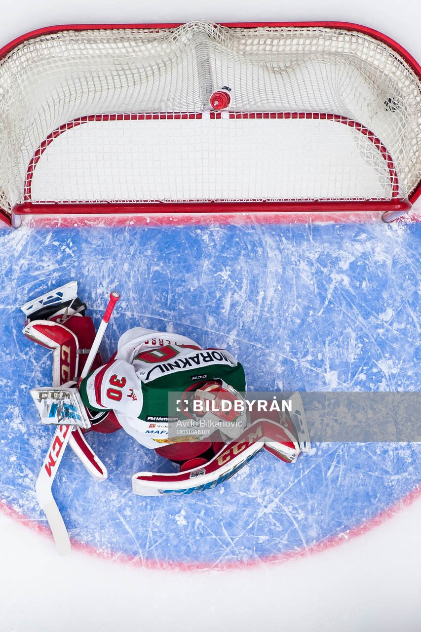 Moras målvakt Mattias Pettersson släpper in pucken bakom