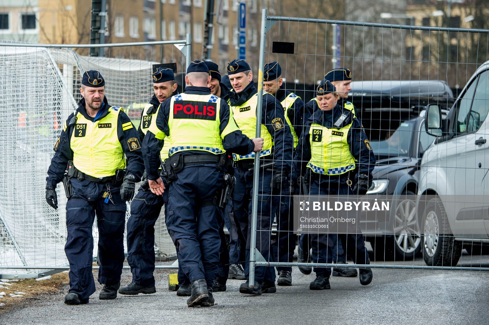 Polisen förbereder sig