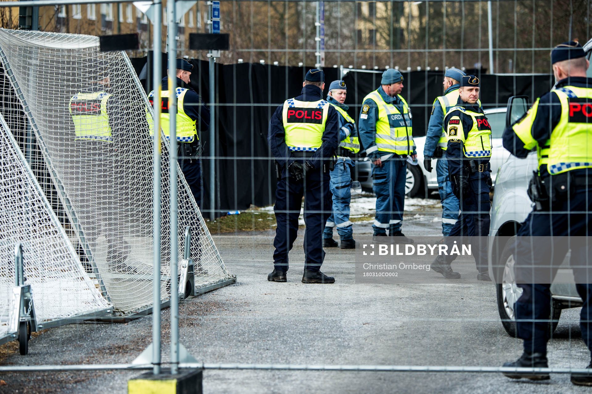 Polisen förbereder sig