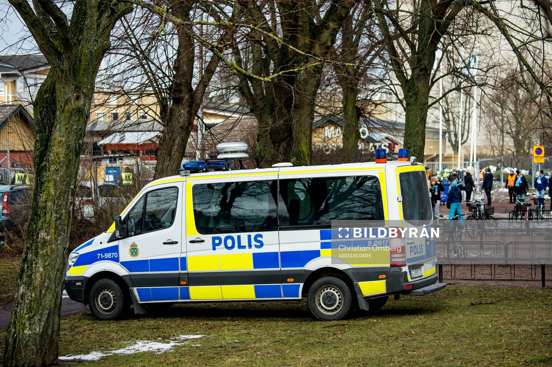 Polisen förbereder sig