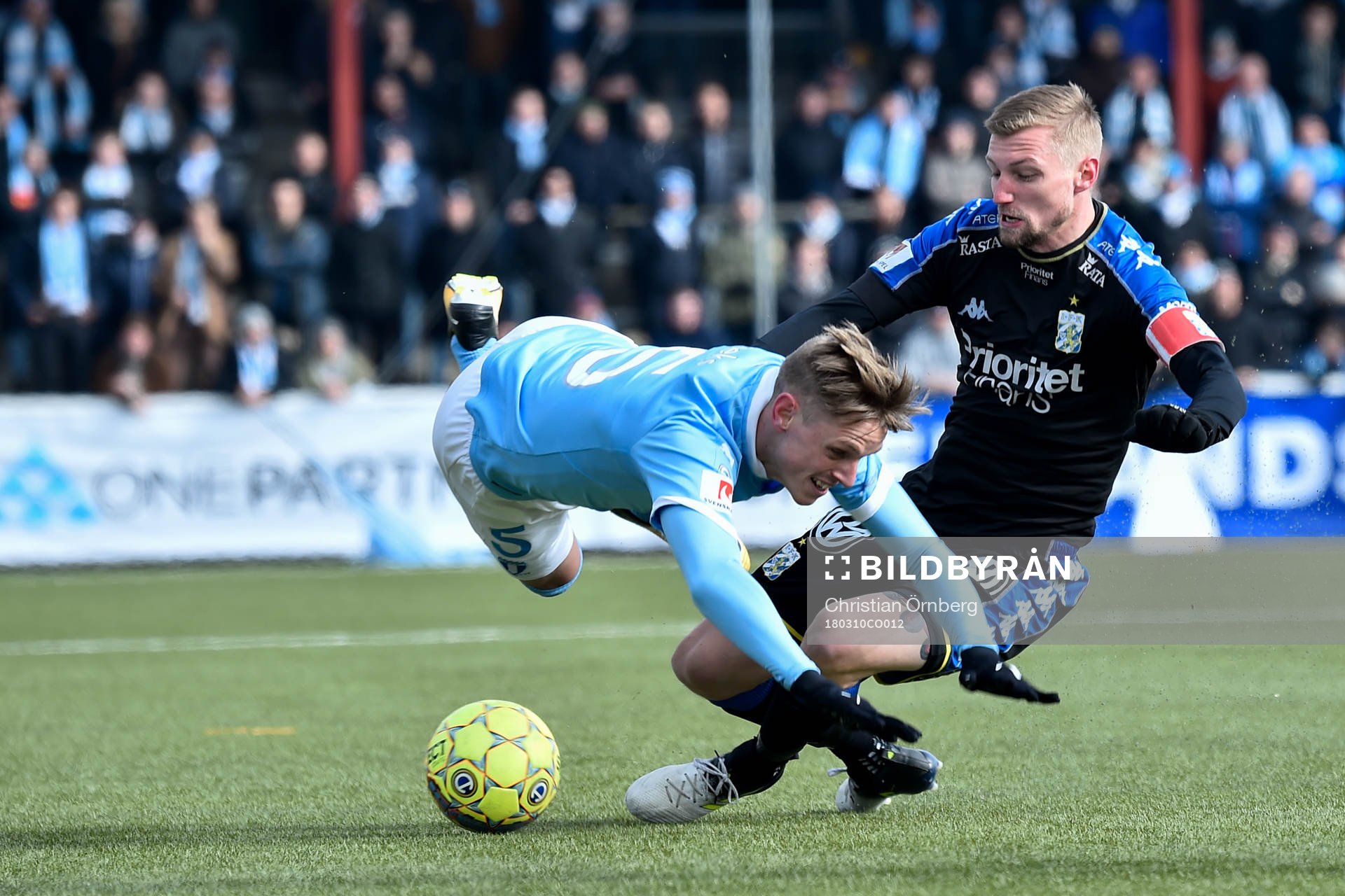 Malmö FFs Sören Rieks i kamp om bollen med IFK Göteborgs