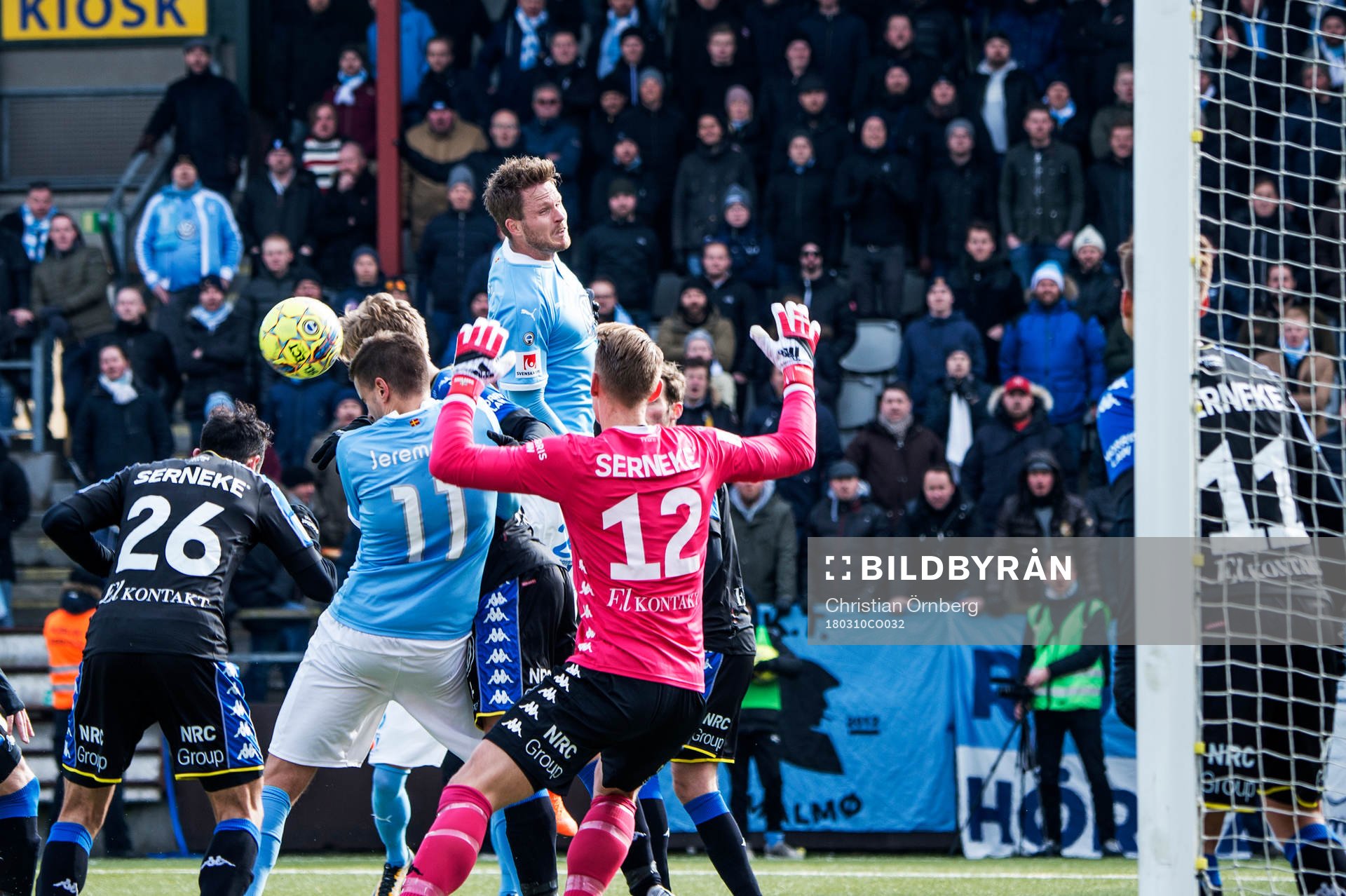 Malmö FFs Lasse Nielsen nickar bollen framför IFK