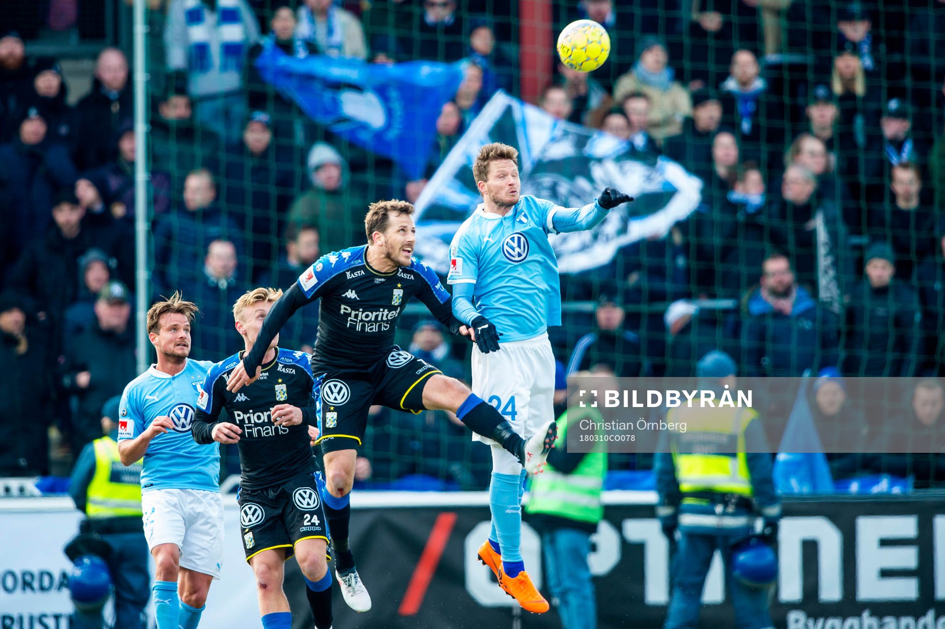 Malmö FFs Lasse Nielsen i nickduell med IFK Göteborgs Tobias Hysén under fotbollsmatchen i Svenska Cupen mellan Malmö FF och IFK Göteborg den 10 mars 2018 i Malmö.
