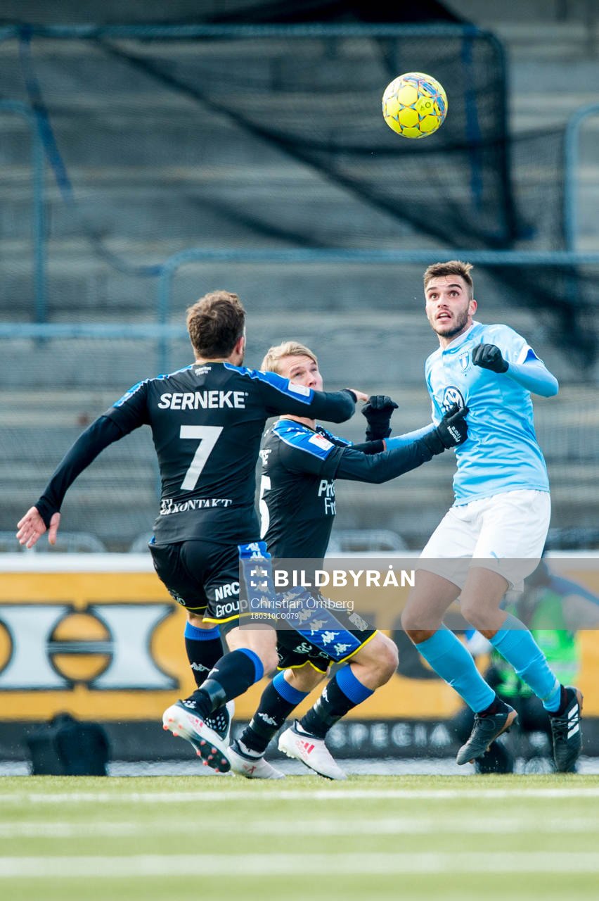 Malmö FFs Egzon Binaku mot IFK Göteborgs Tobias Hysén