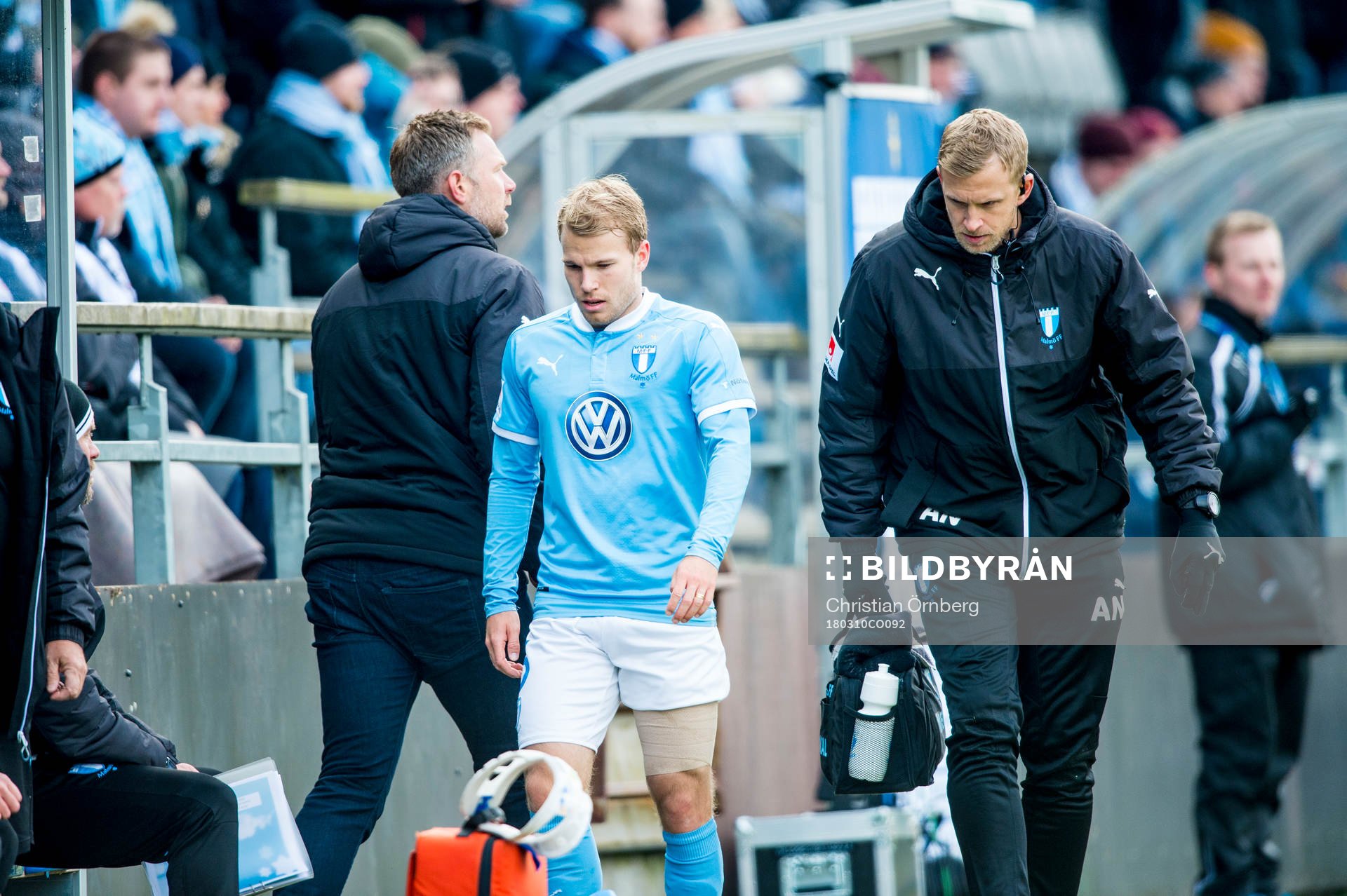 Malmö FFs Oscar Lewicki lämnar planen