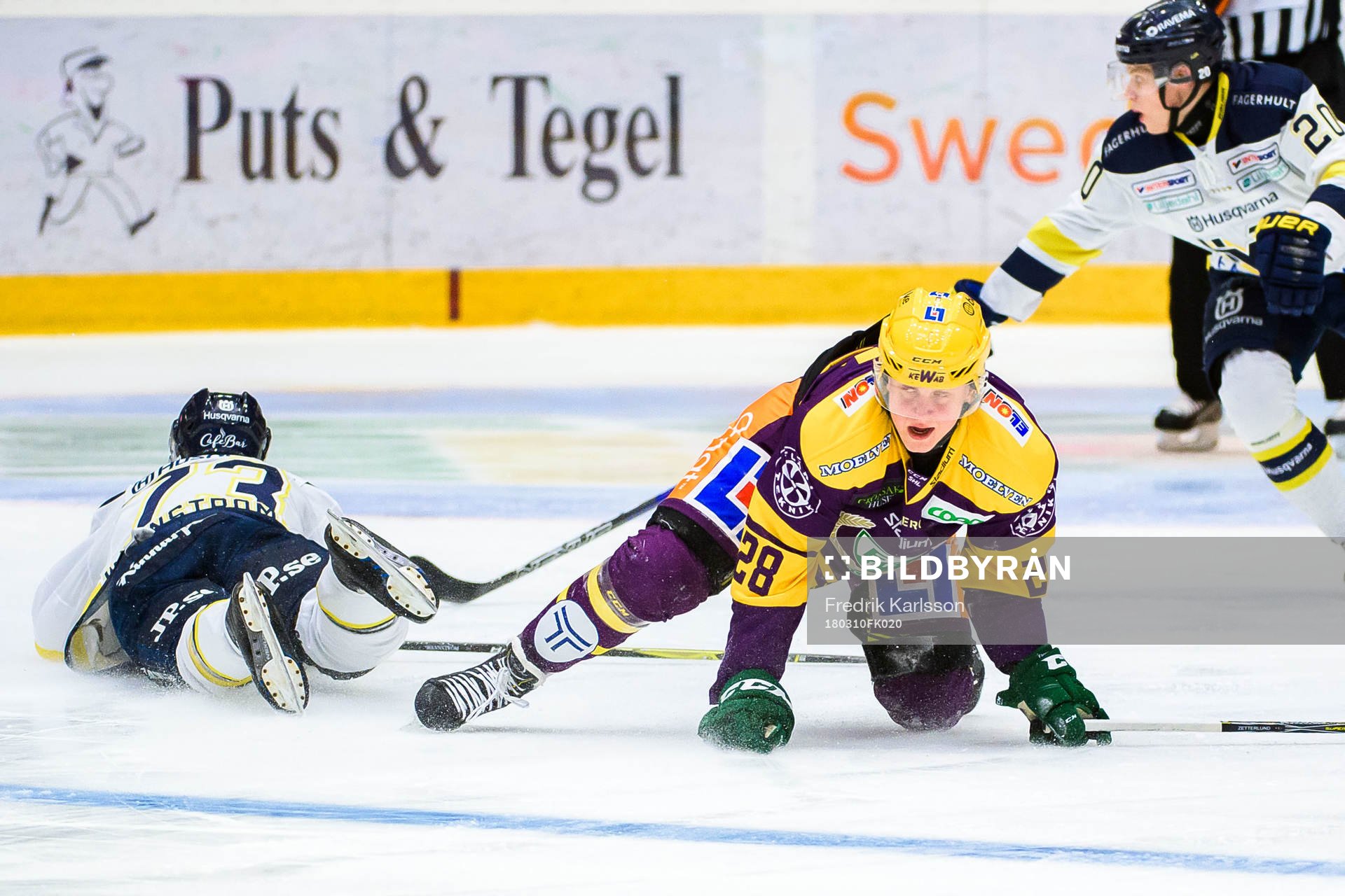 s Sebastian Wännström och Färjestads Fabian Zetterlund i