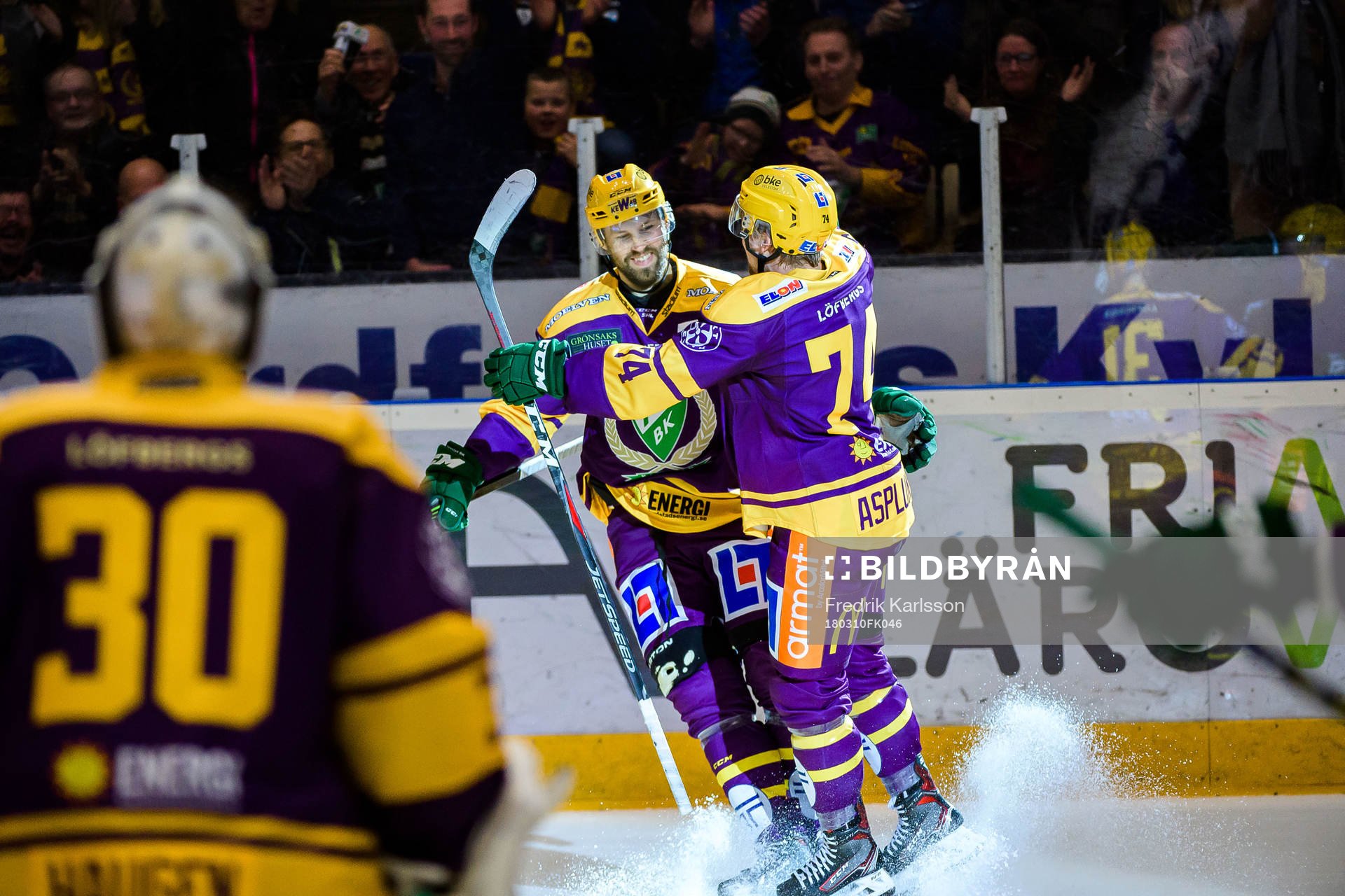 Färjestads Dick Axelsson och Rasmus Asplund jublar