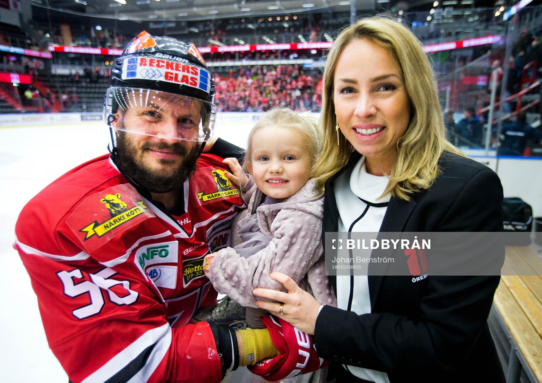 Örebros Johan Wiklander med dottern och frun Emelie