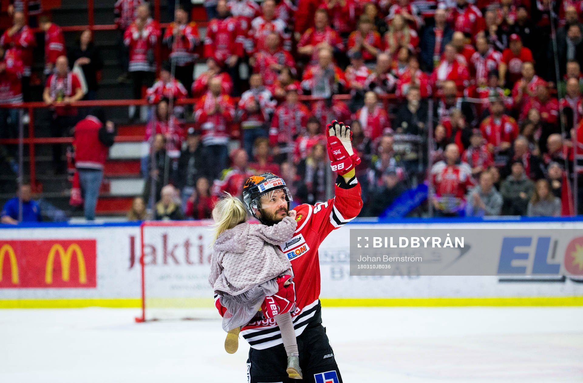 Örebros Johan Wiklander med dotter tackar fansen