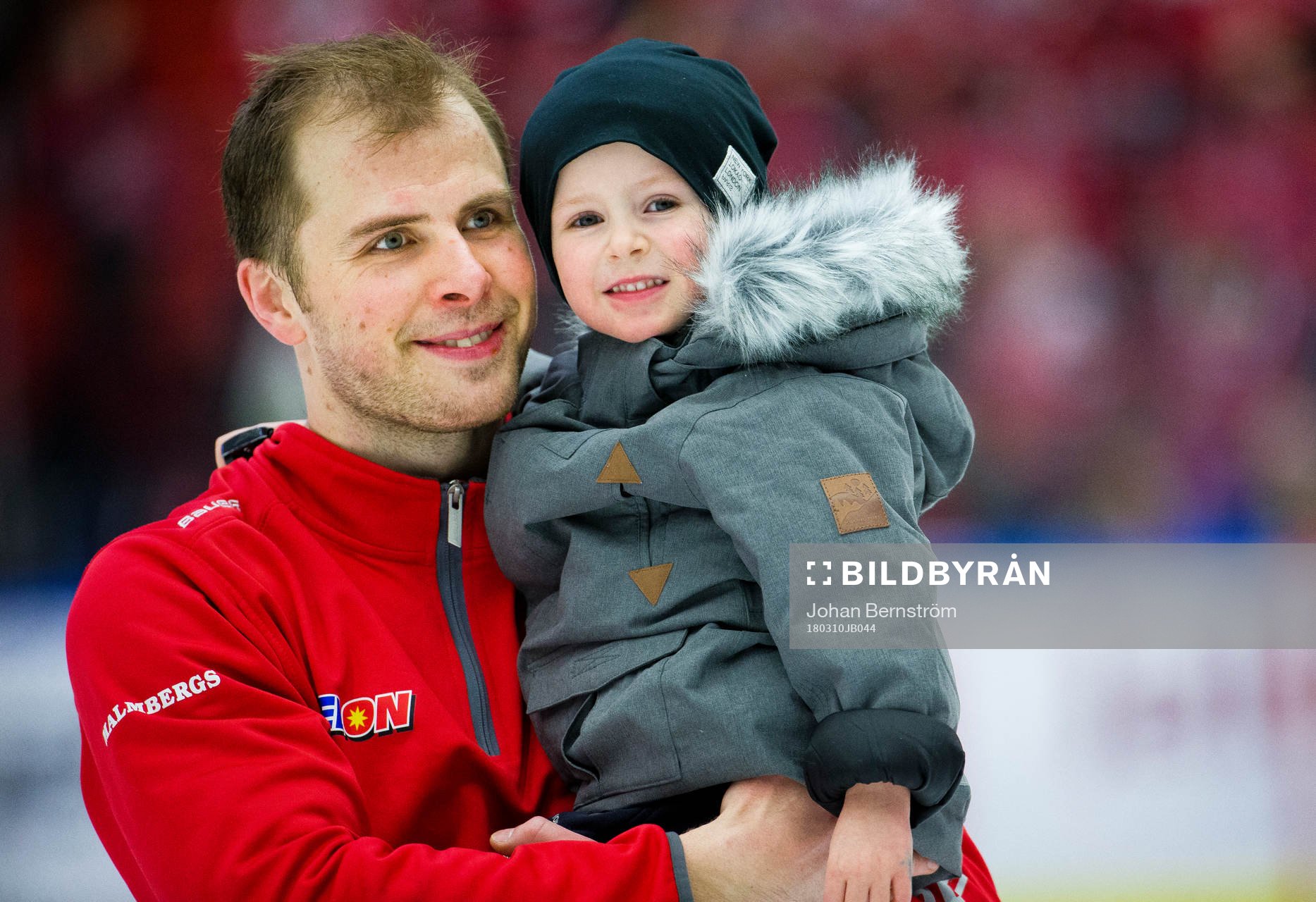 Örebros Alexander Hellström med son hyllas av fansen