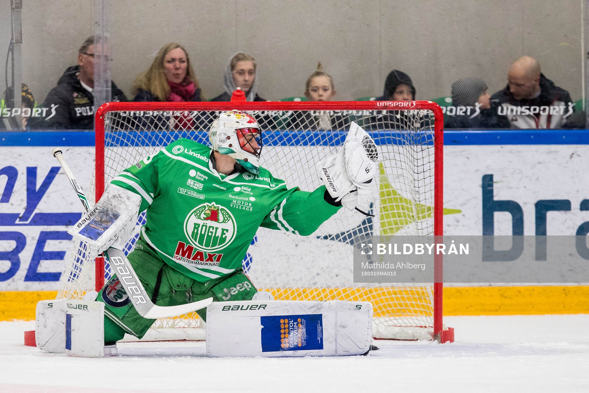 Rögles målvakt Justin Pogge räddar