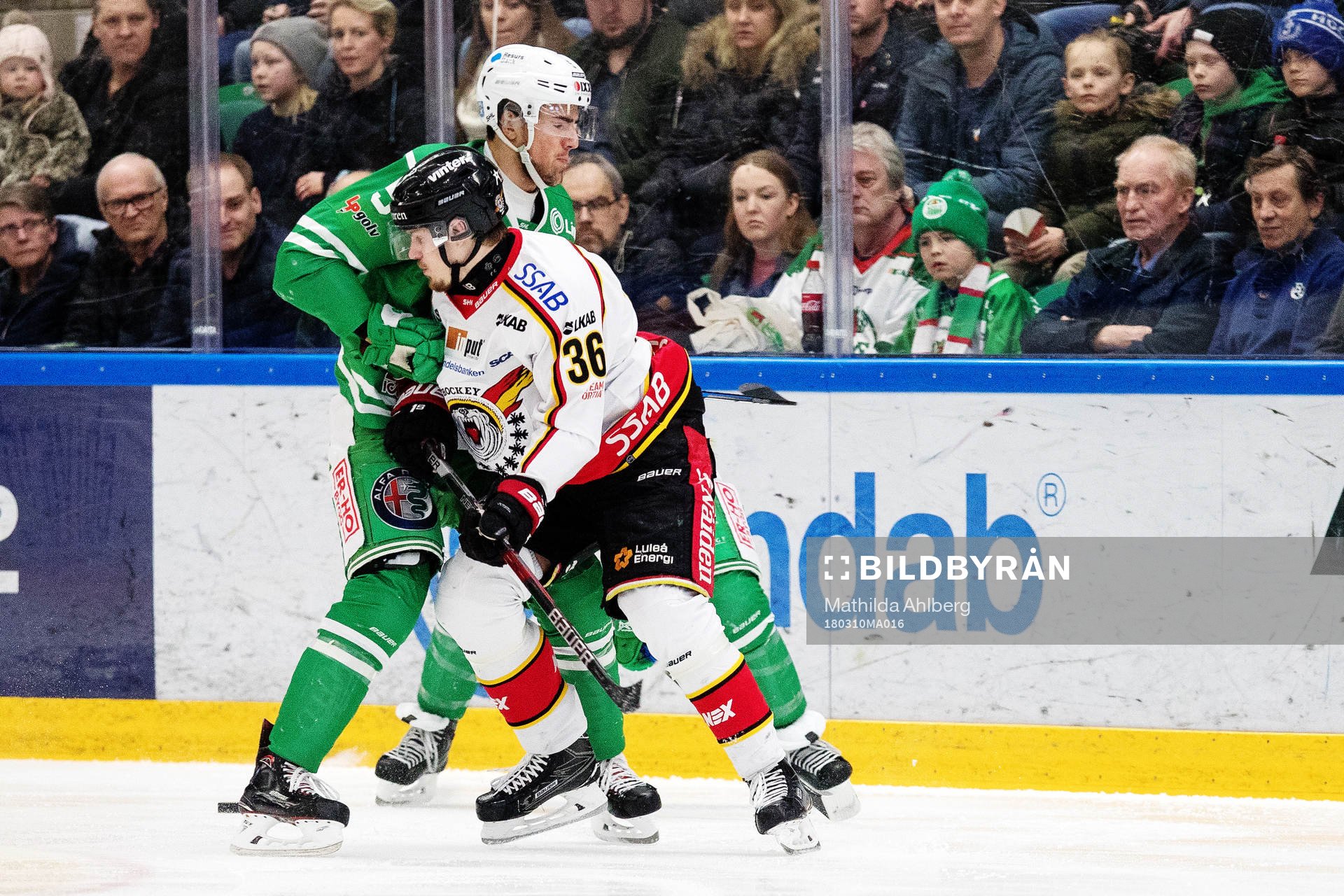 Rögles Alen Bibic och Luleås Emil Larsson i närkamp
