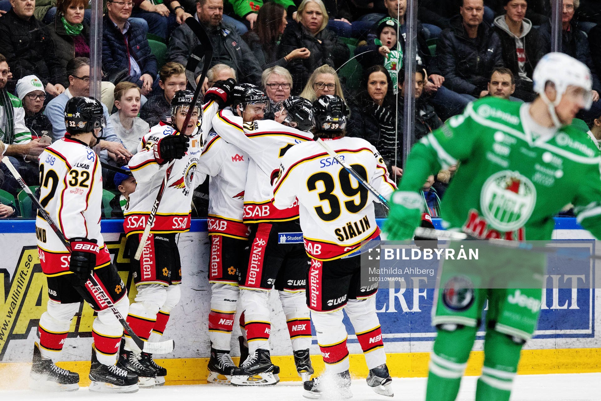 Luleås Johan Forsberg jublar med lagkamrater