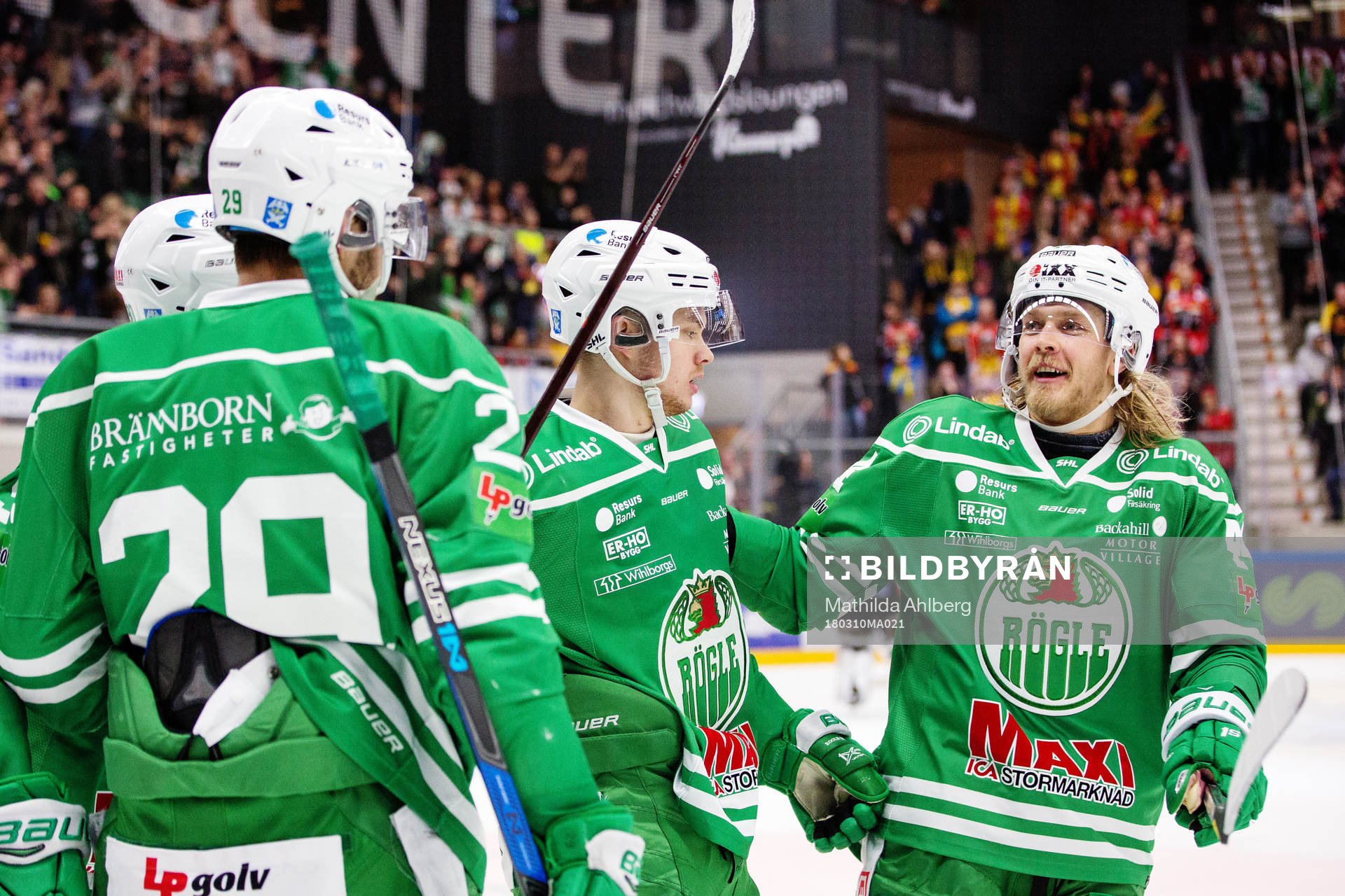 Rögles Ludvig Rensfeldt jublar med Olle Liss