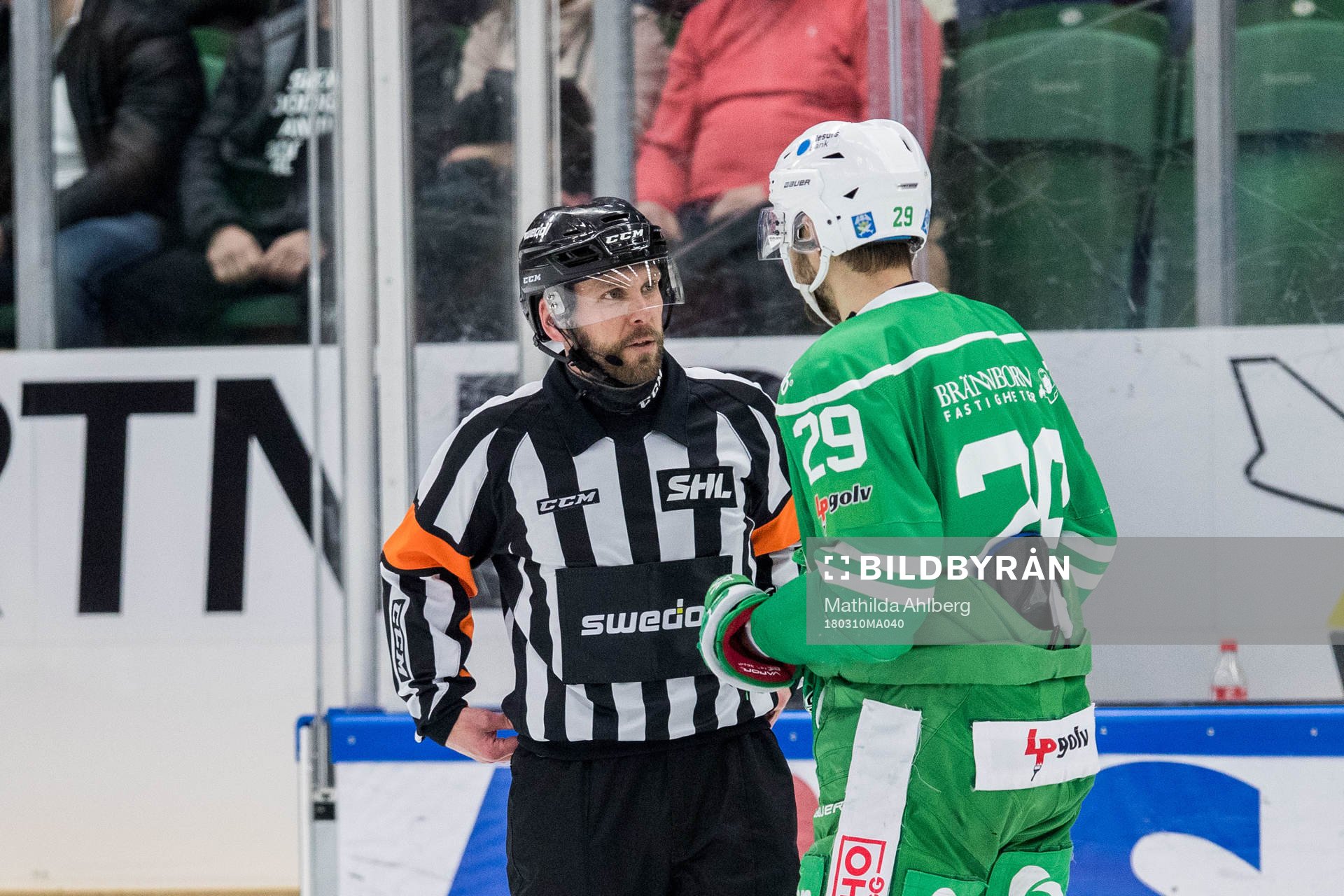 Domare Marcus Linde i diskussion med Rögles Ludvig