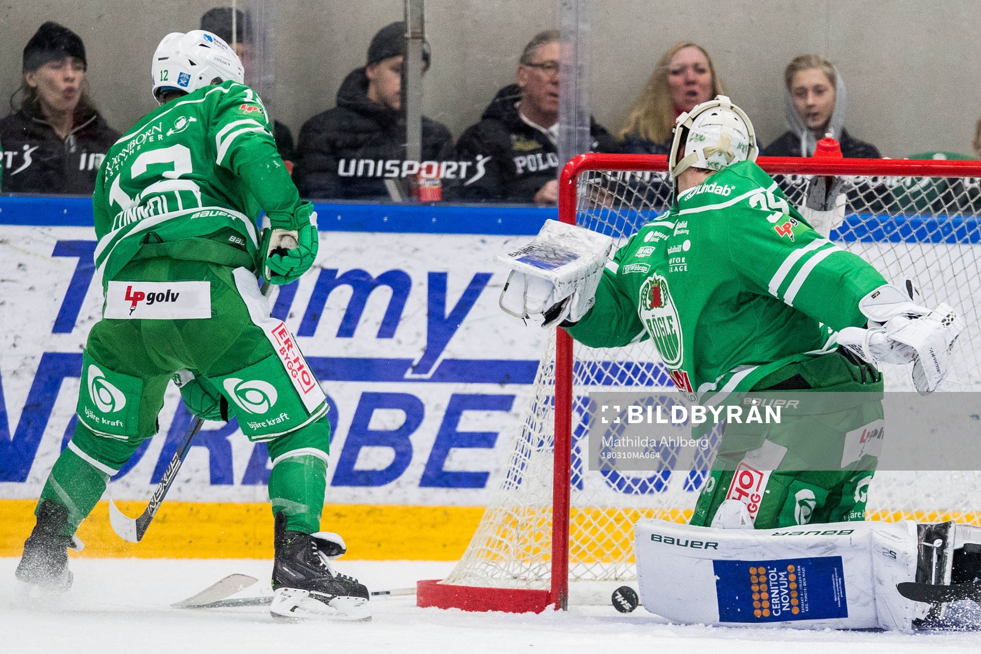 Rögles Jack Connolly och målvakt Justin Pogge missar puck