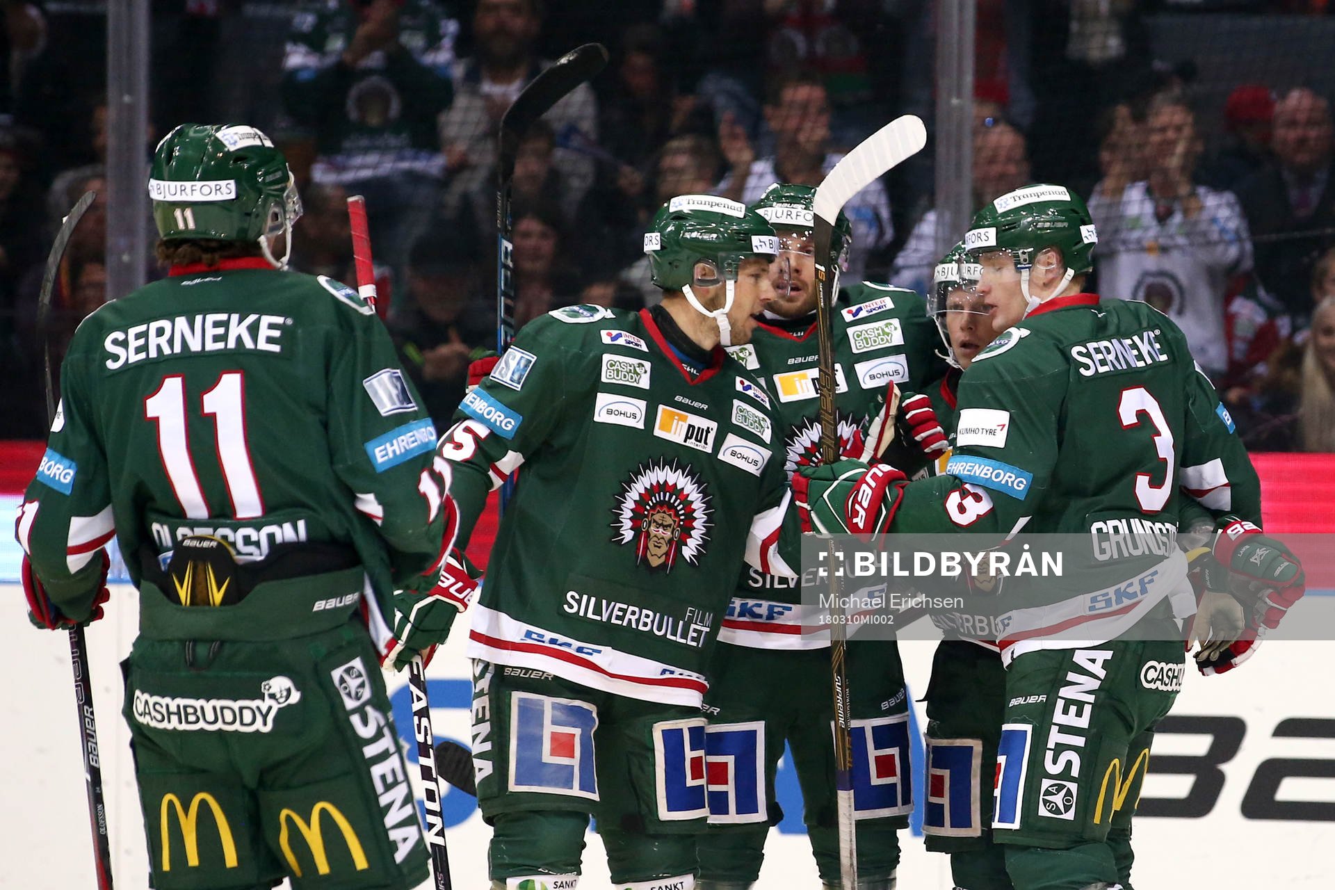 Frölundas Carl Grundström jublar med lagkamrater