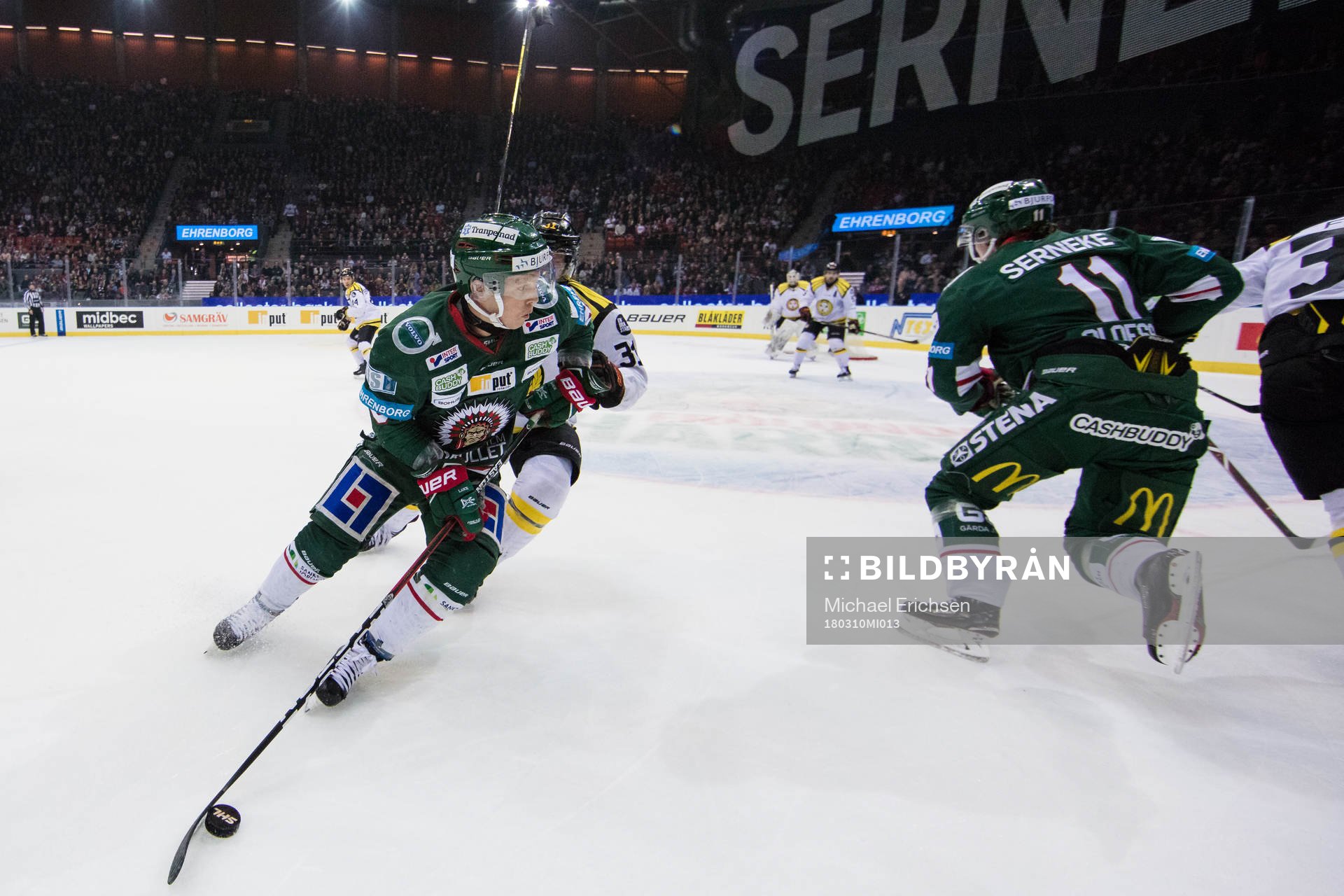 Frölundas Ryan Lasch före Brynäs Jonathan Granström