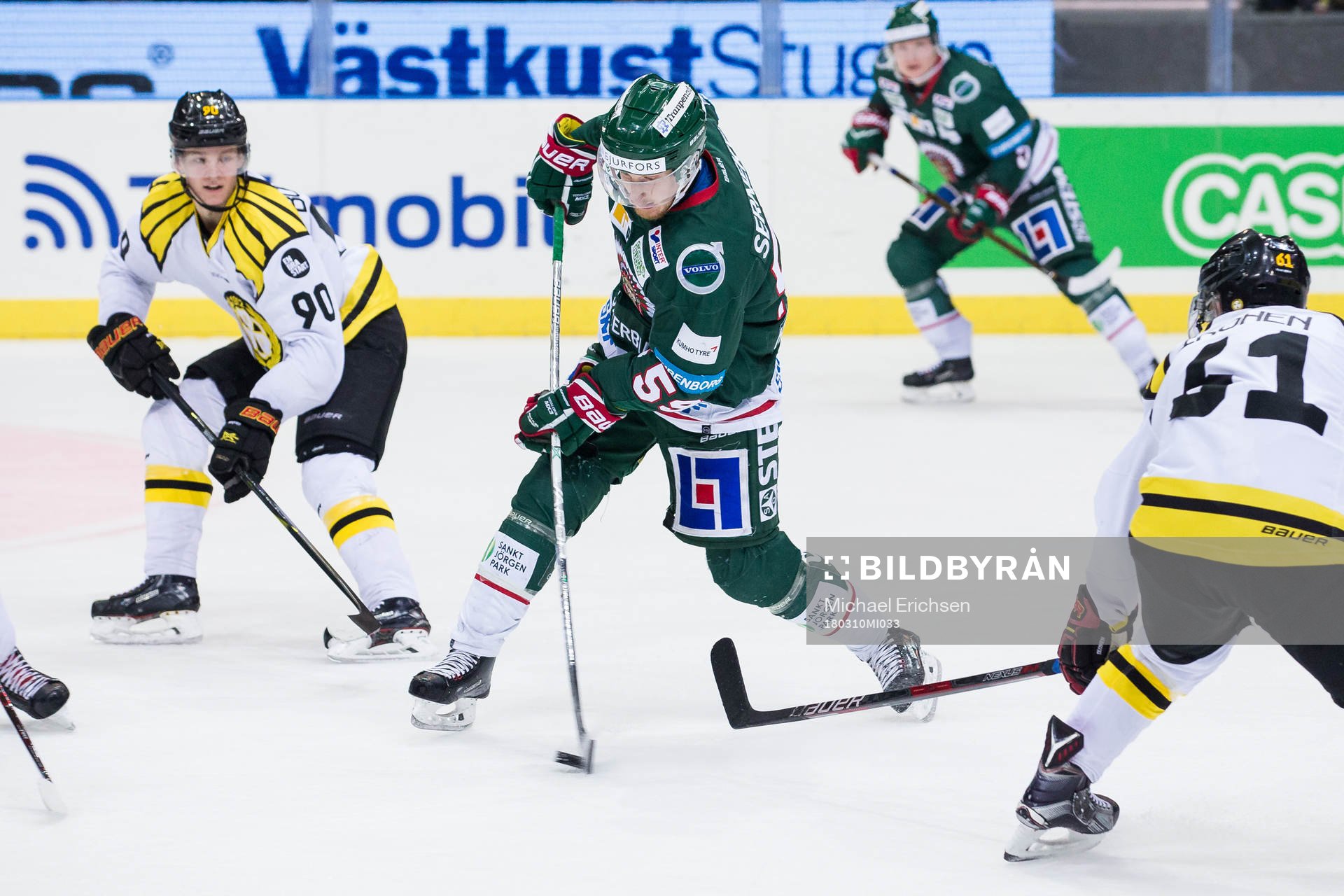 Frölundas Simon Hjalmarsson skjuter ett skott