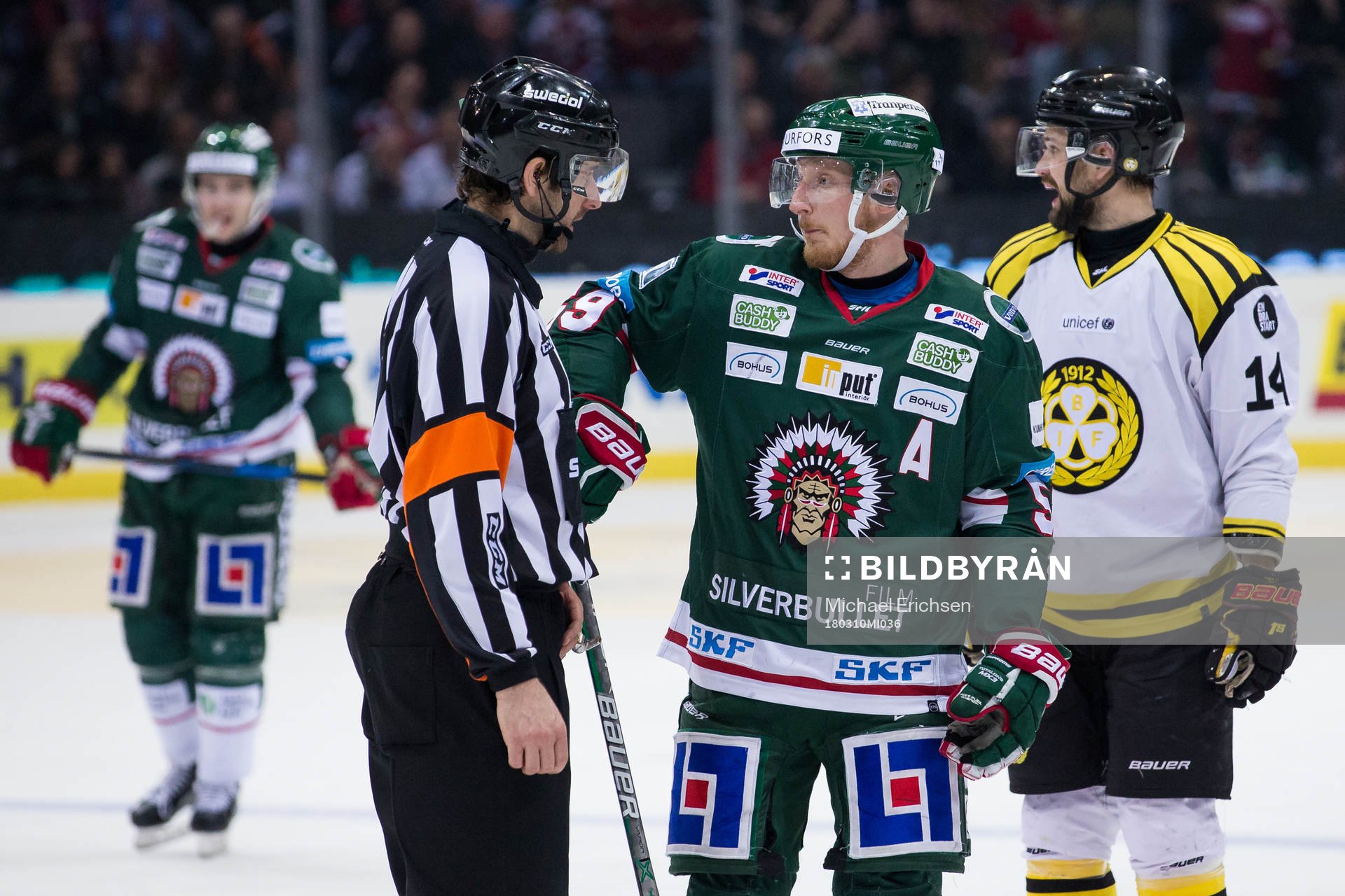 Frölundas Simon Hjalmarsson pratar med Domare Mikael