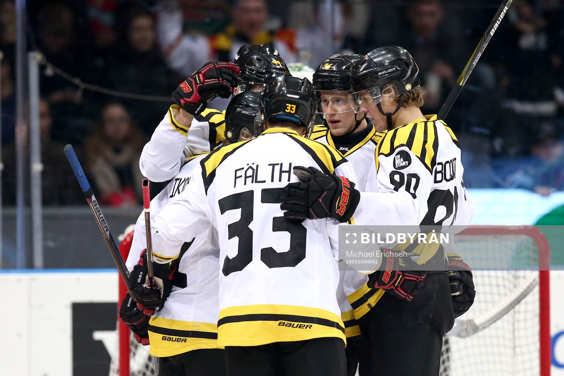 Brynäs Juuso Ikonen jublar med lagkamrater