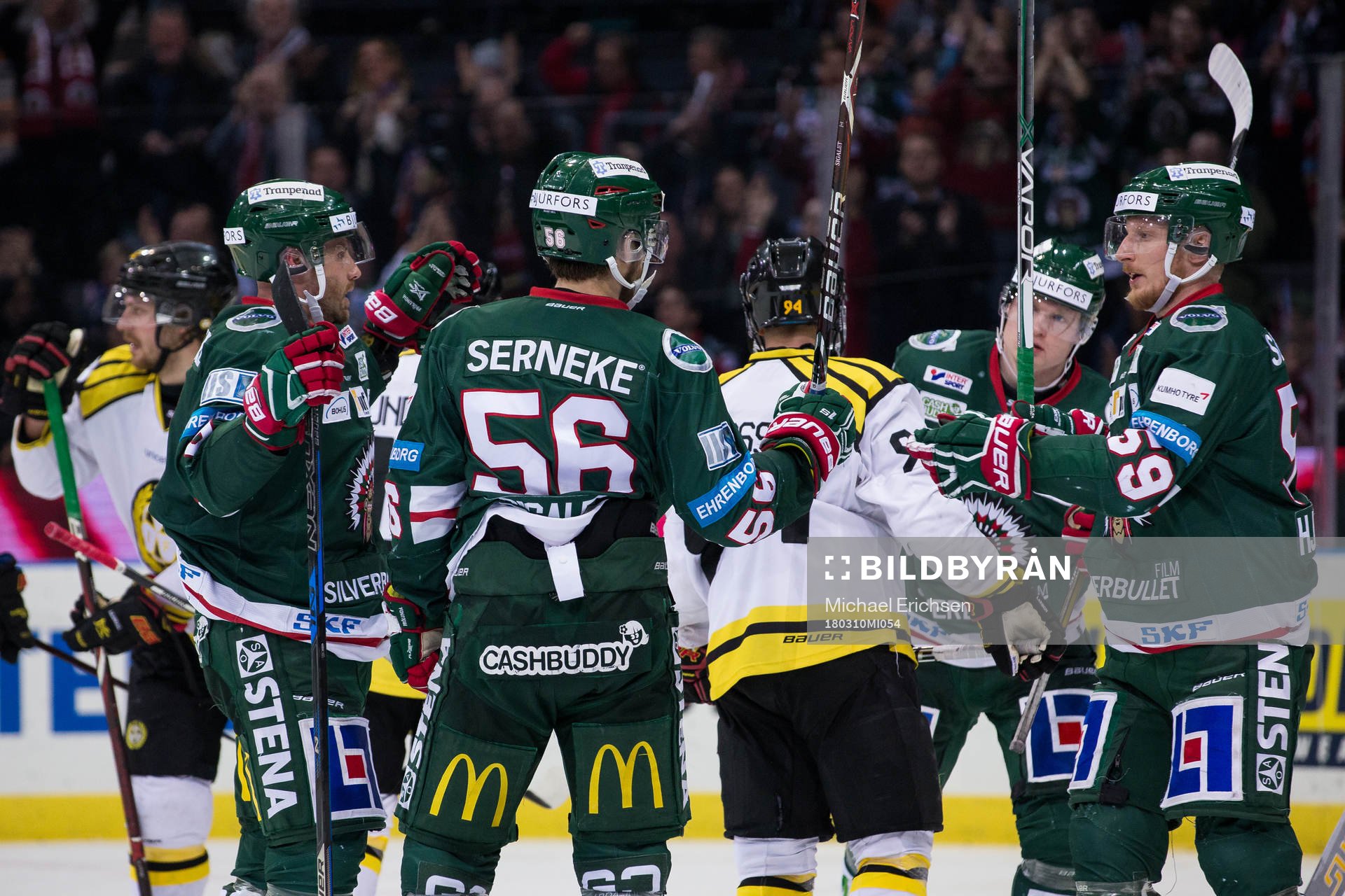 Frölundas Jonathan Sigalet jublar ihop medJan Mursak, Carl