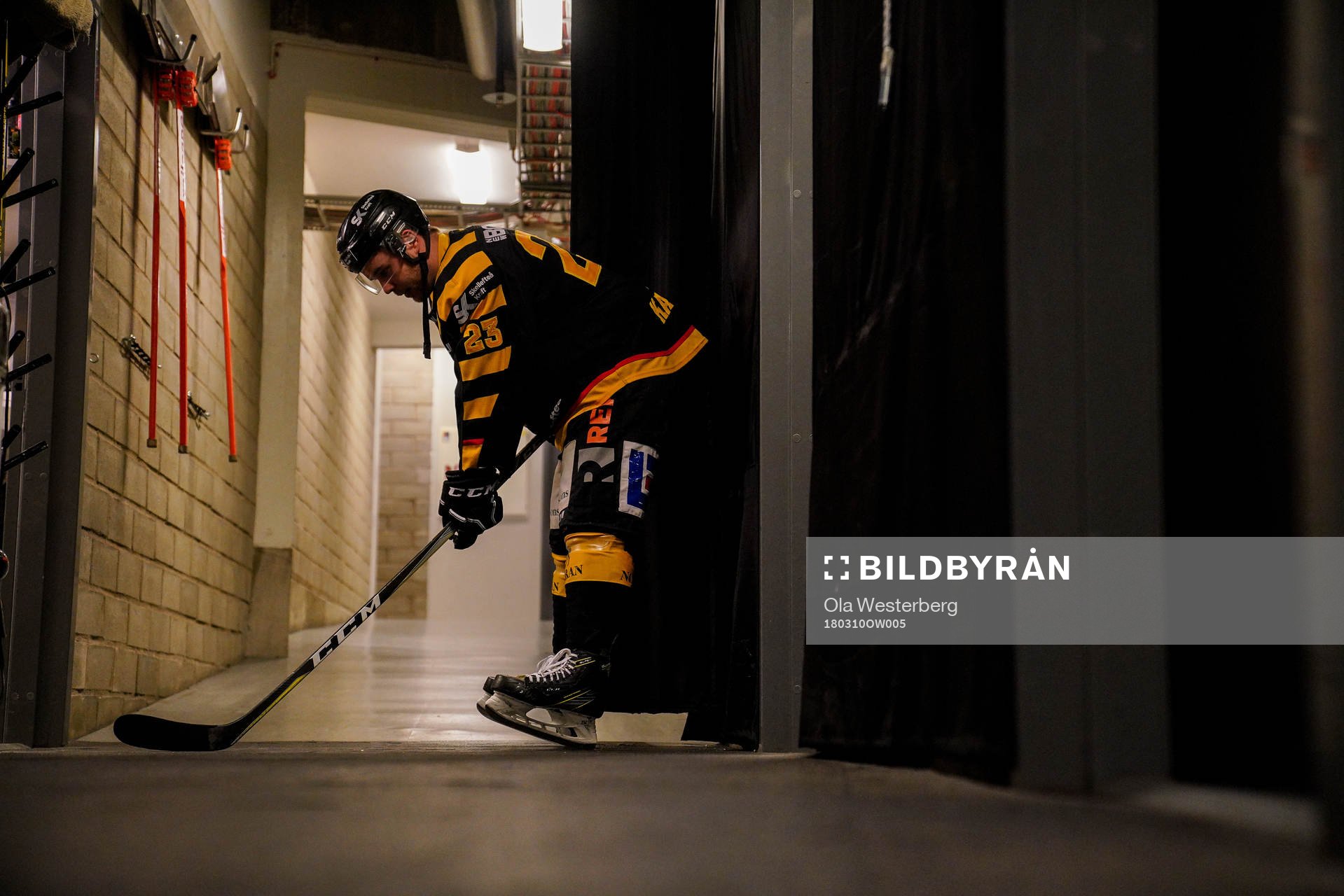 Skellefteås Mark Katic före ishockeymatchen i SHL mellan
