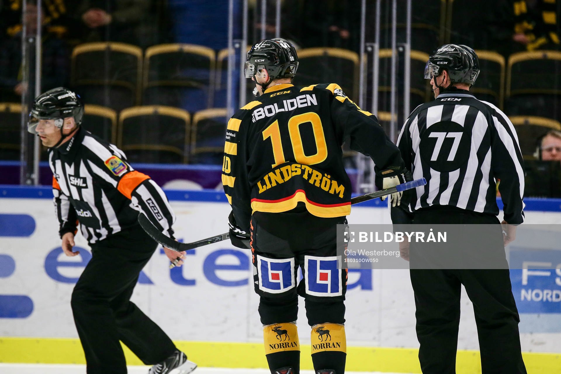 Skellefteås Joakim Lindström i samtal med domare Sören