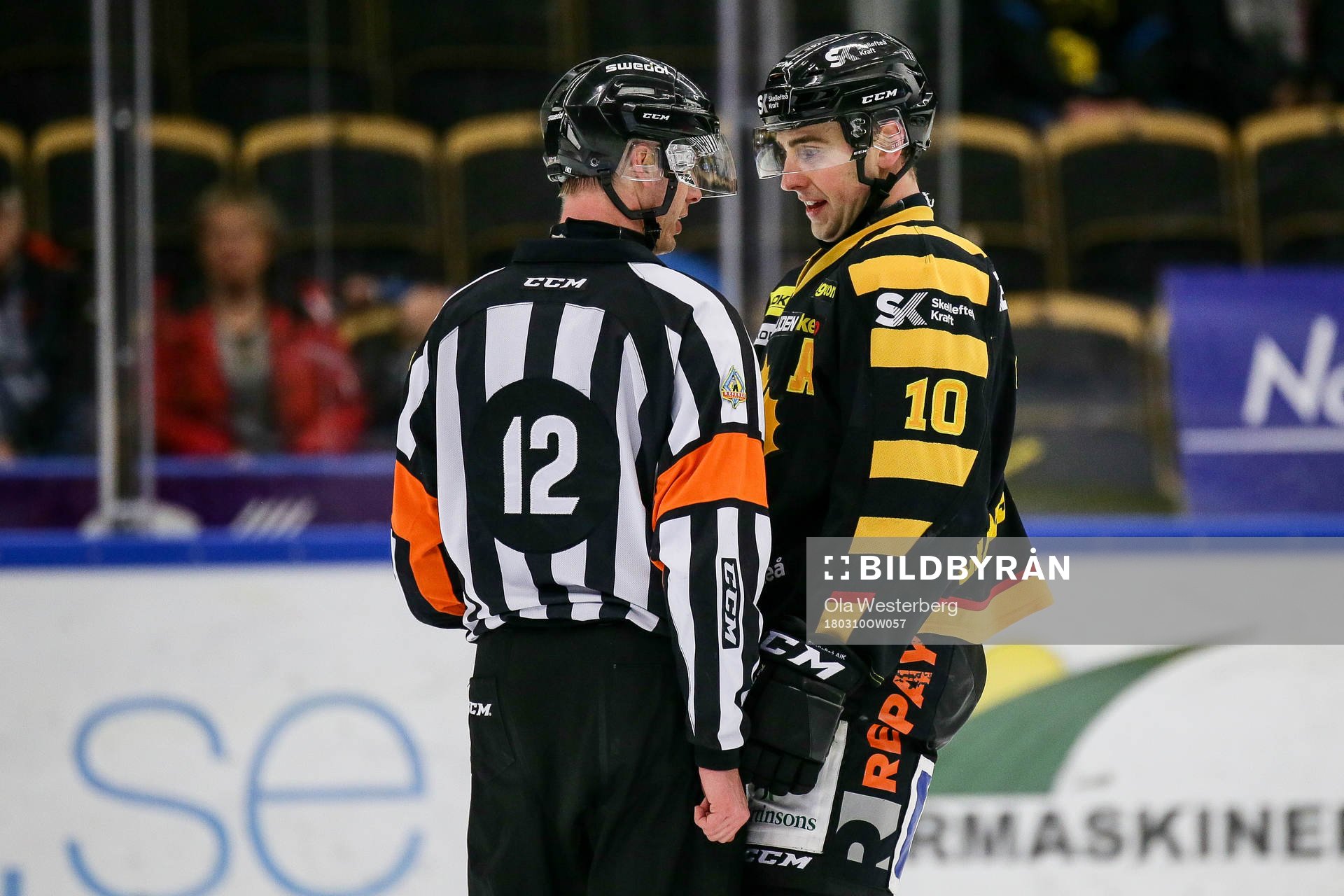 Skellefteås Joakim Lindström i samtal med Domare Mikael
