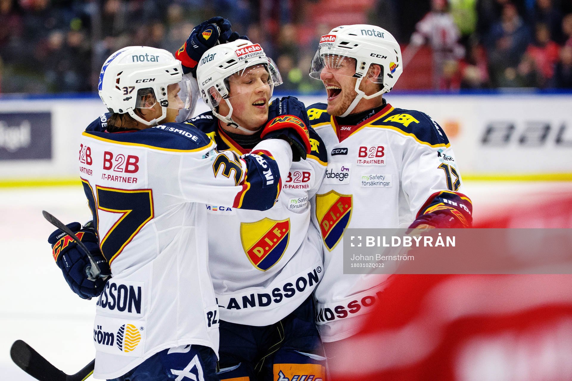 Djurgårdens Patrik Lundh (mitten) jublar med Jesper
