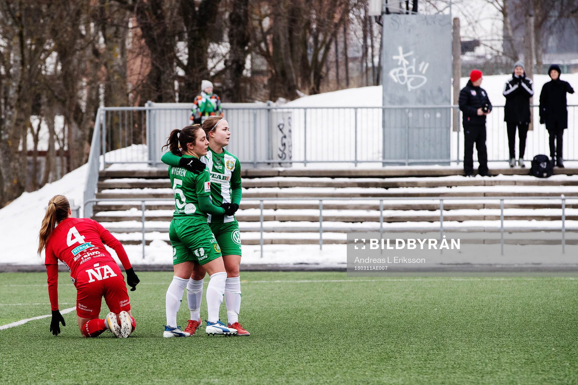 Hammarbys Alma Nygren jublar med Johanna Lindell medan