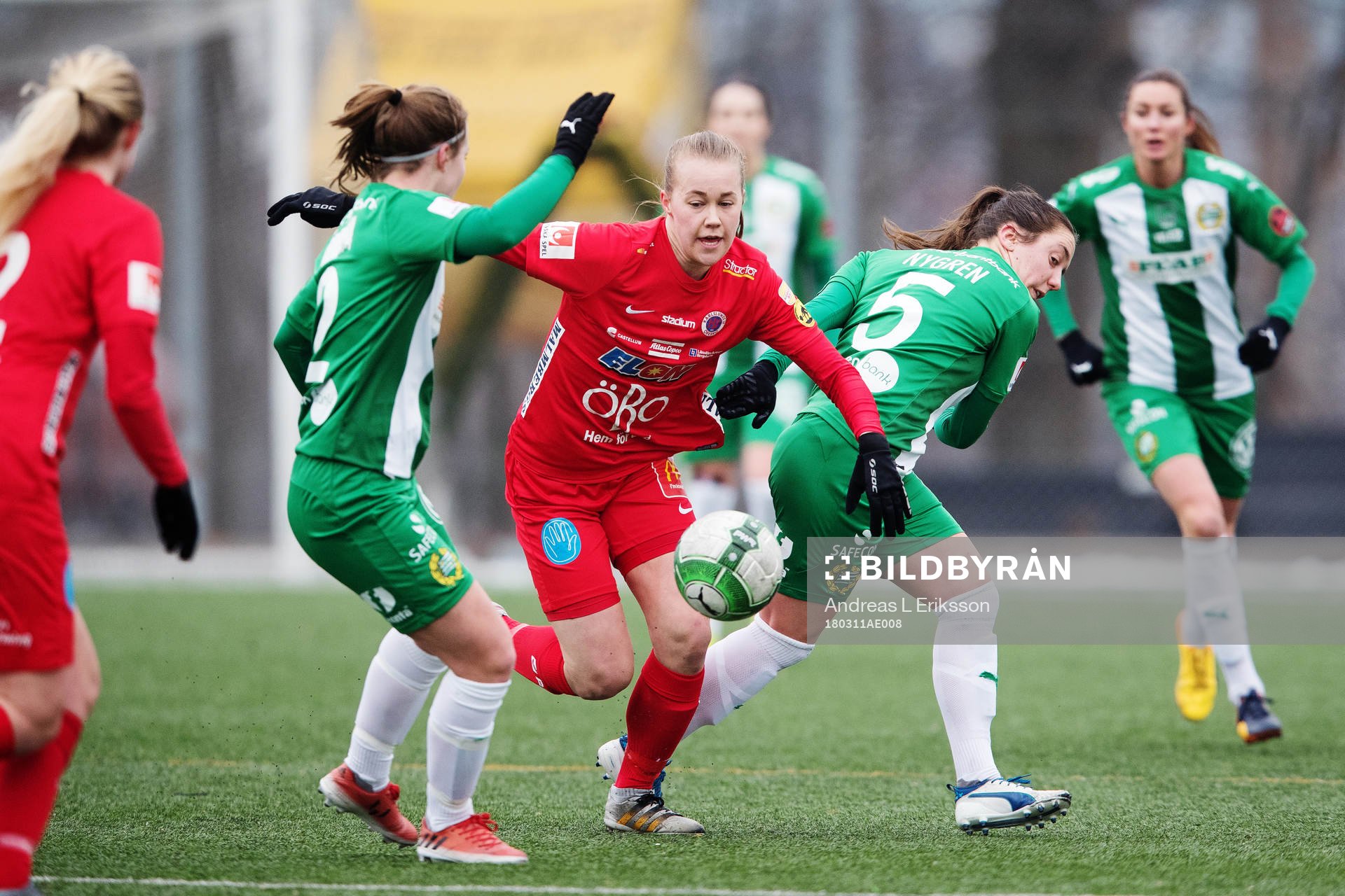 Hammarbys Johanna Lindell och Alma Nygren i kamp om bollen