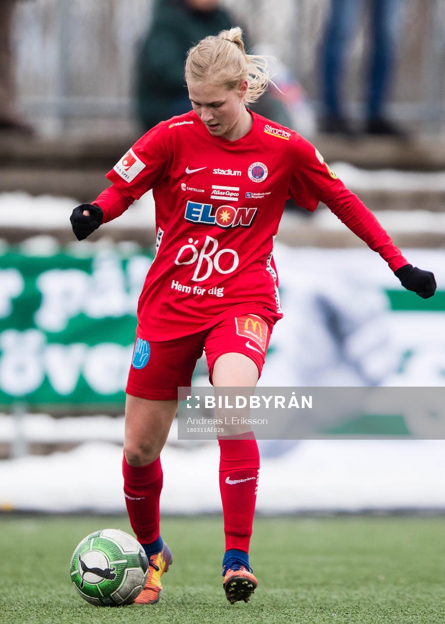 Örebros Maja Andersson med bollen
