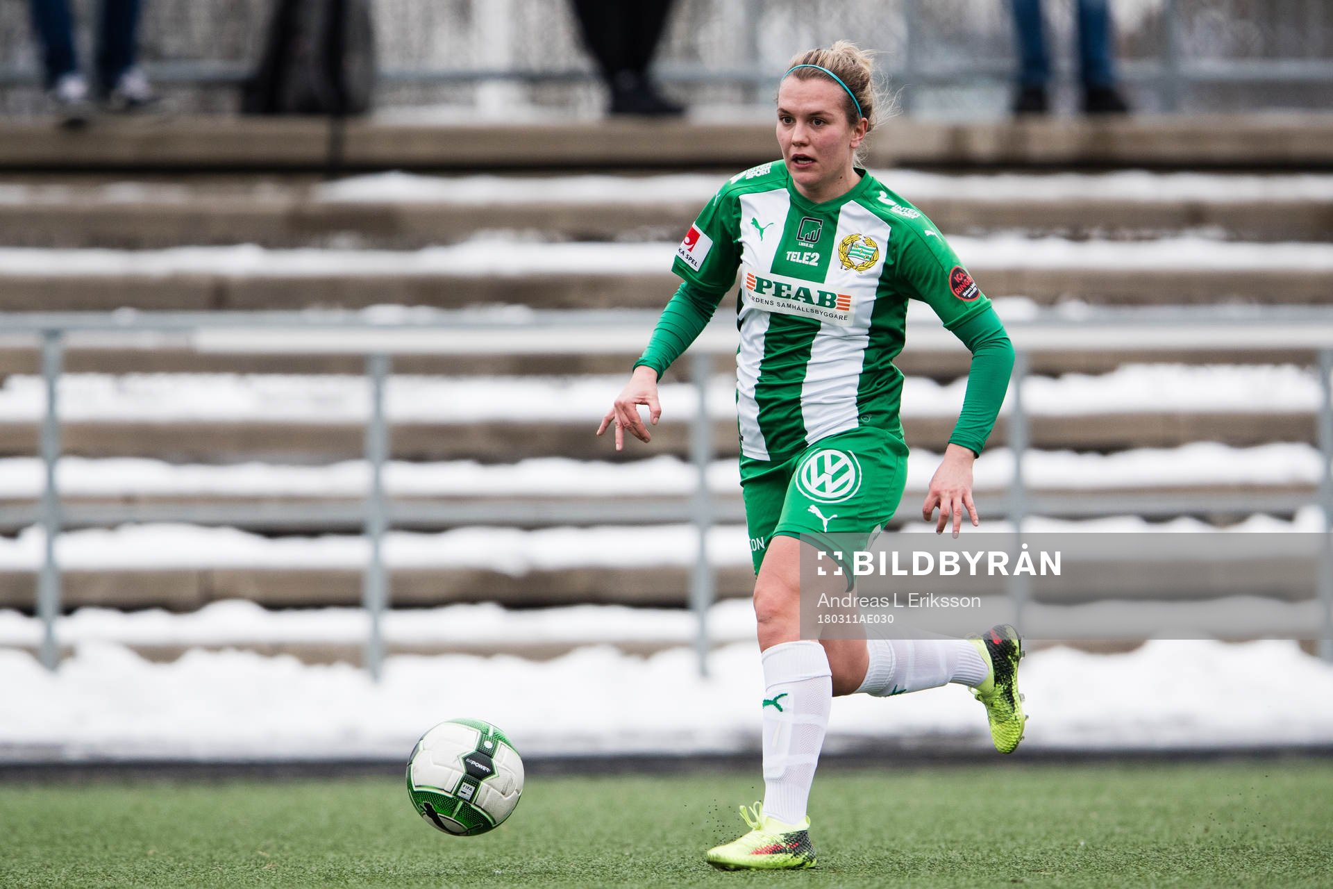 Hammarbys Frida Sjöberg med bollen