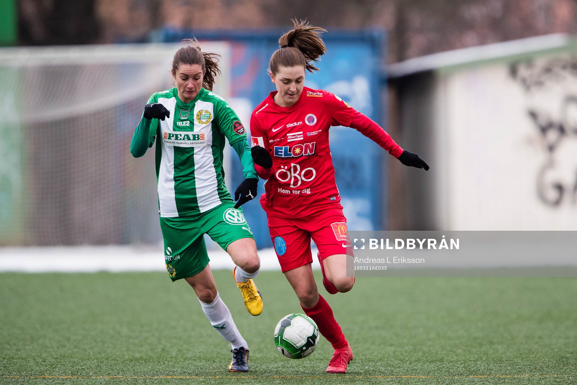 Hammarbys Madeleine Tegström  i kamp om bollen med