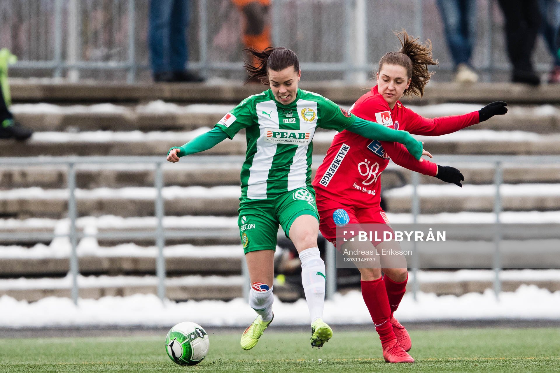 Hammarbys Amanda Johansson i kamp om bollen med Örebros Emma Lindén under fotbollsmatchen i Svenska cupen mellan Hammarby och Örebro den 11 mars 2018 i Stockholm.