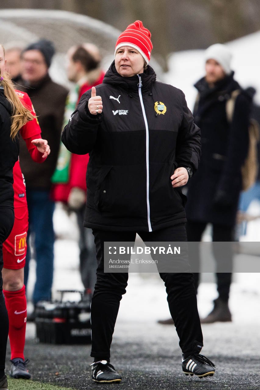 Hammarbys tränare Ann-Helén Grahm gör tummen upp