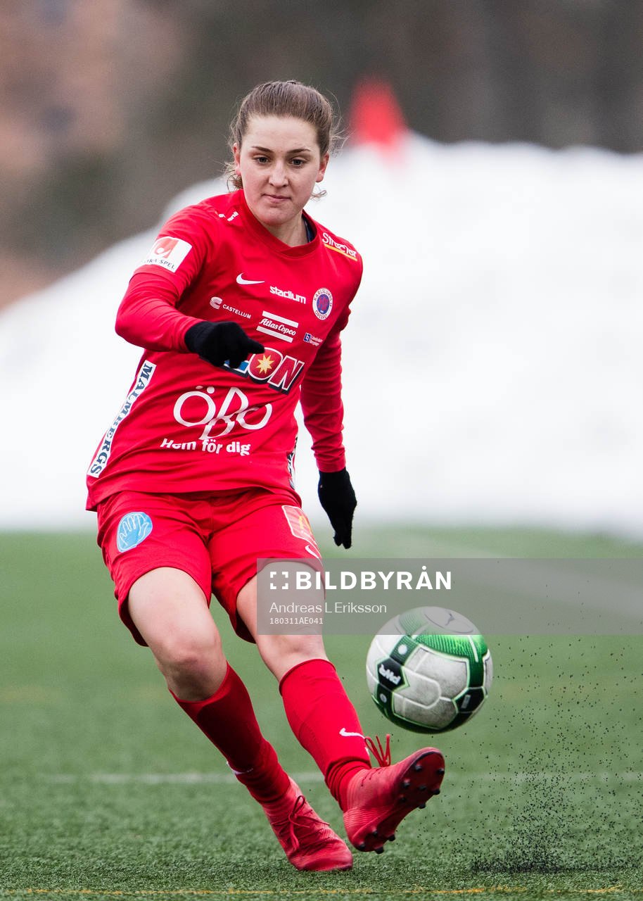 Örebros Emma Lindén med bollen under fotbollsmatchen i Svenska cupen mellan Hammarby och Örebro den 11 mars 2018 i Stockholm. 