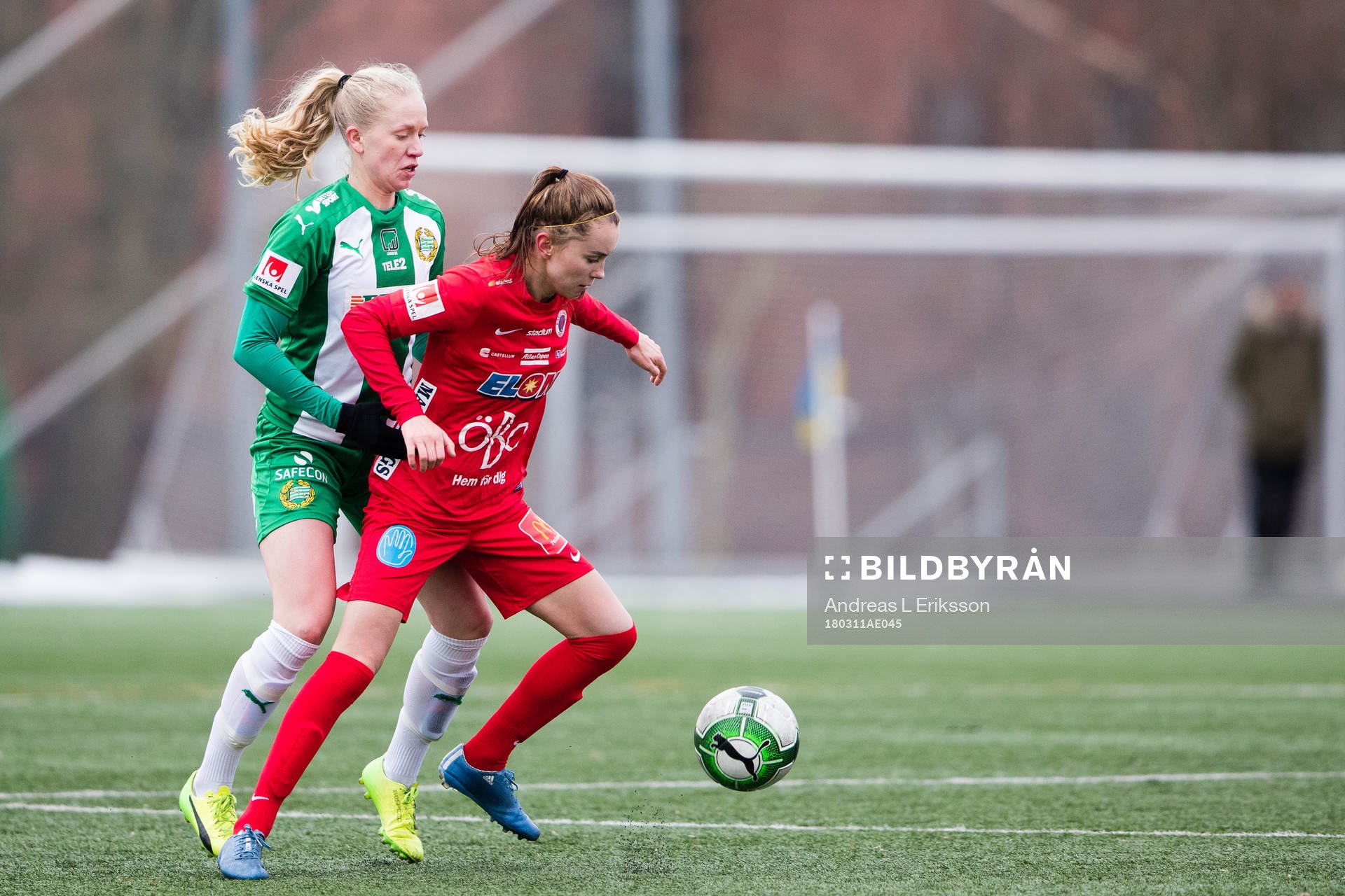 Hammarbys Alexandra Lindberg i kamp om bollen med Örebros